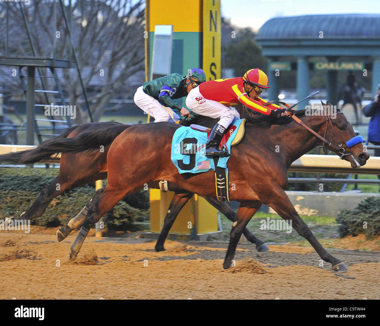 20 février 2012 - Hot Springs, Arkansas, États-Unis - Rafael Bejarano et Bob Baffert formés Secret Circle (9) chevrons Jake Mo pour terminer la balayer les deux sections de la 47e au sud-ouest Enjeux à Oaklawn Park dans la région de Hot Springs lundi après-midi. (Crédit Image : © Jimmy Jones/Eclipse/ZUMAPRESS.com) Banque D'Images