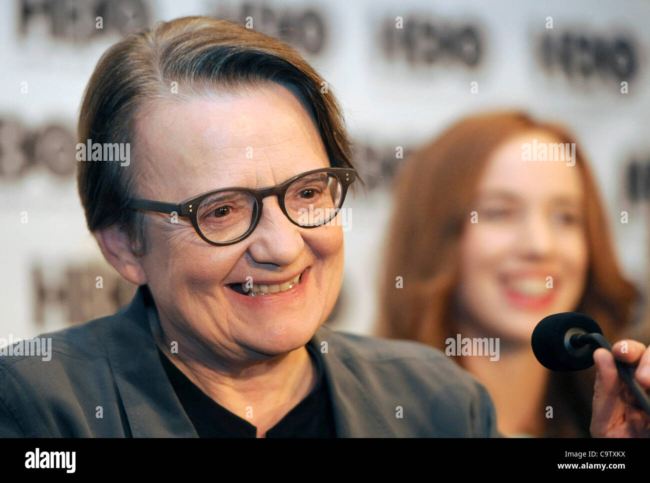 Directeur polonaise Agnieszka Holland (à gauche, sur la photo avec l'acteur Tatiana Pauhofova) parle au cours de conférence de presse le 21 février 2012 à Prague où elle a introduit de nouvelles trois téléfilm pour HBO Horici ker (Flaming Bush) sur la manipulation Jan Palach. Jan Palach était un étudiant tchèque qui s'est suicidé Banque D'Images