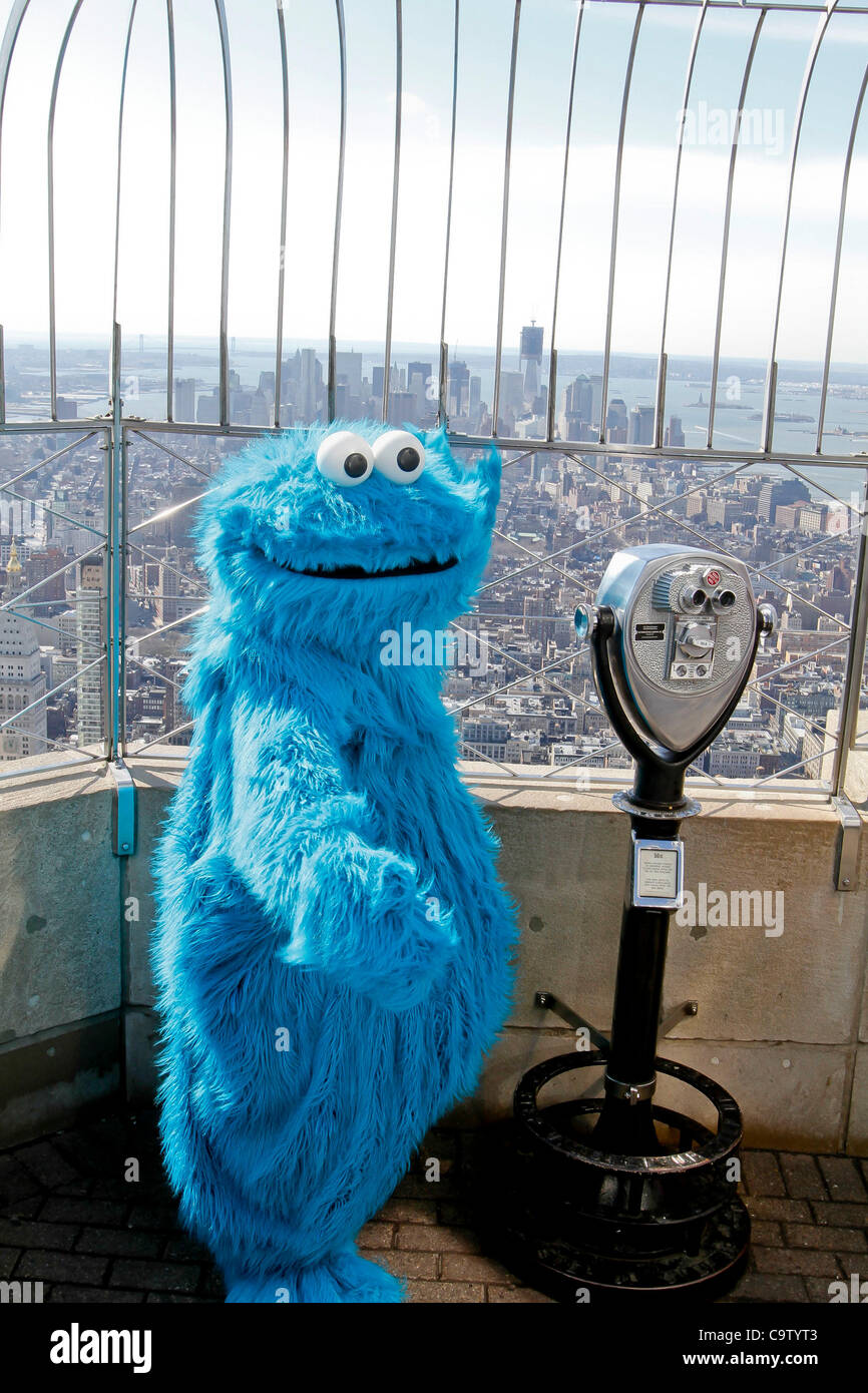 Elmo, Cookie Monster, Abby Cadabby et Grover de 'Sesame Street Live 1,2,3 imagine' visiter l'Empire State Building le 21 février 2012. Banque D'Images