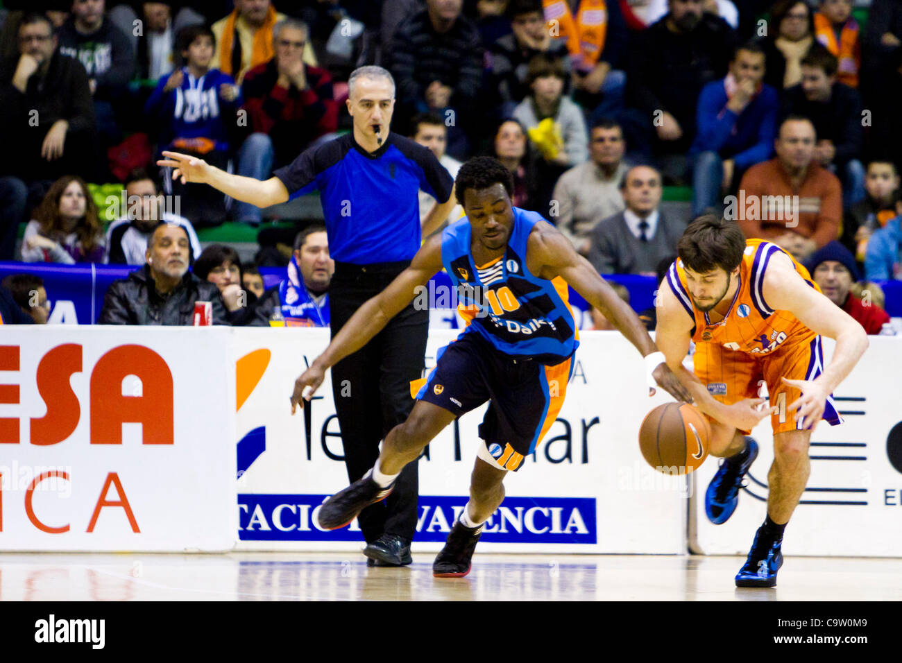 21/02/2012 - Fonteta de Sant Lluis, VALENCE / ESPAGNE - Valence - Eurocup de basket-ball Basket CLub vs BCM Gravelines --------------- Yannick Bokolo de Gravelines le duel pour une balle avec Stefan MArkovic Banque D'Images