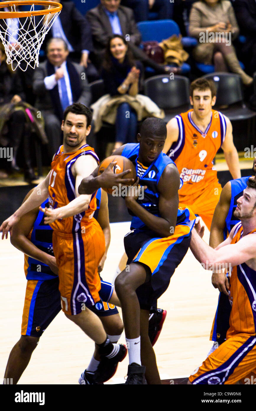 21/02/2012 - Fonteta de Sant Lluis, VALENCE / ESPAGNE - Valence - Eurocup de basket-ball Basket CLub vs BCM Gravelines --------------- Dounia Issa de BCM Gravelines prend un rebond défensif Banque D'Images