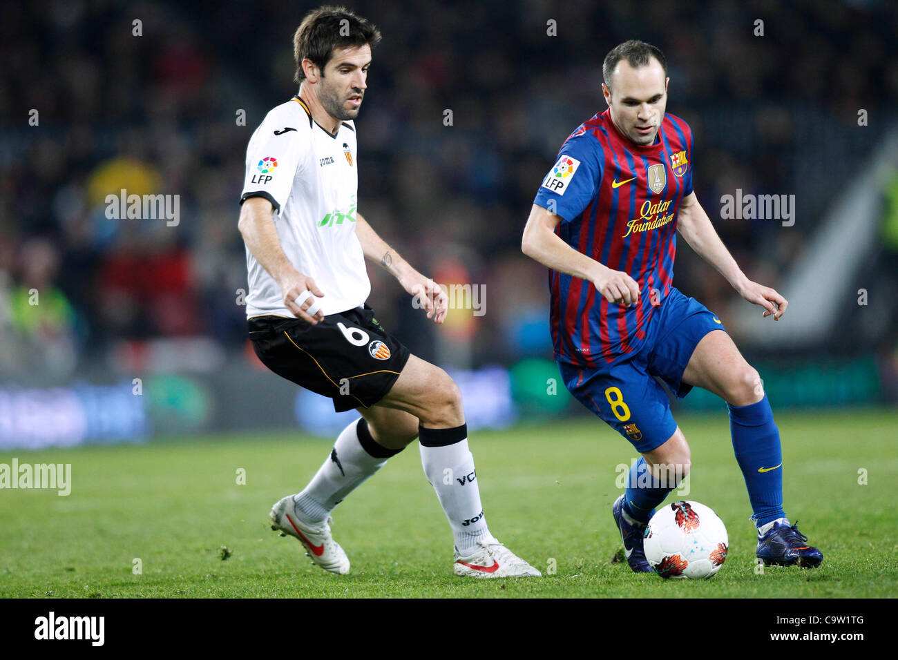 David Albelda (Valence), Andres Iniesta (Barcelone), le 19 février 2012 - Football : espagnol 'Liga Espanola' match entre le FC Barcelone 5-1 FC Valence au Camp Nou à Barcelone, Espagne. (Photo par D. Nakashima/AFLO) [2336] Banque D'Images