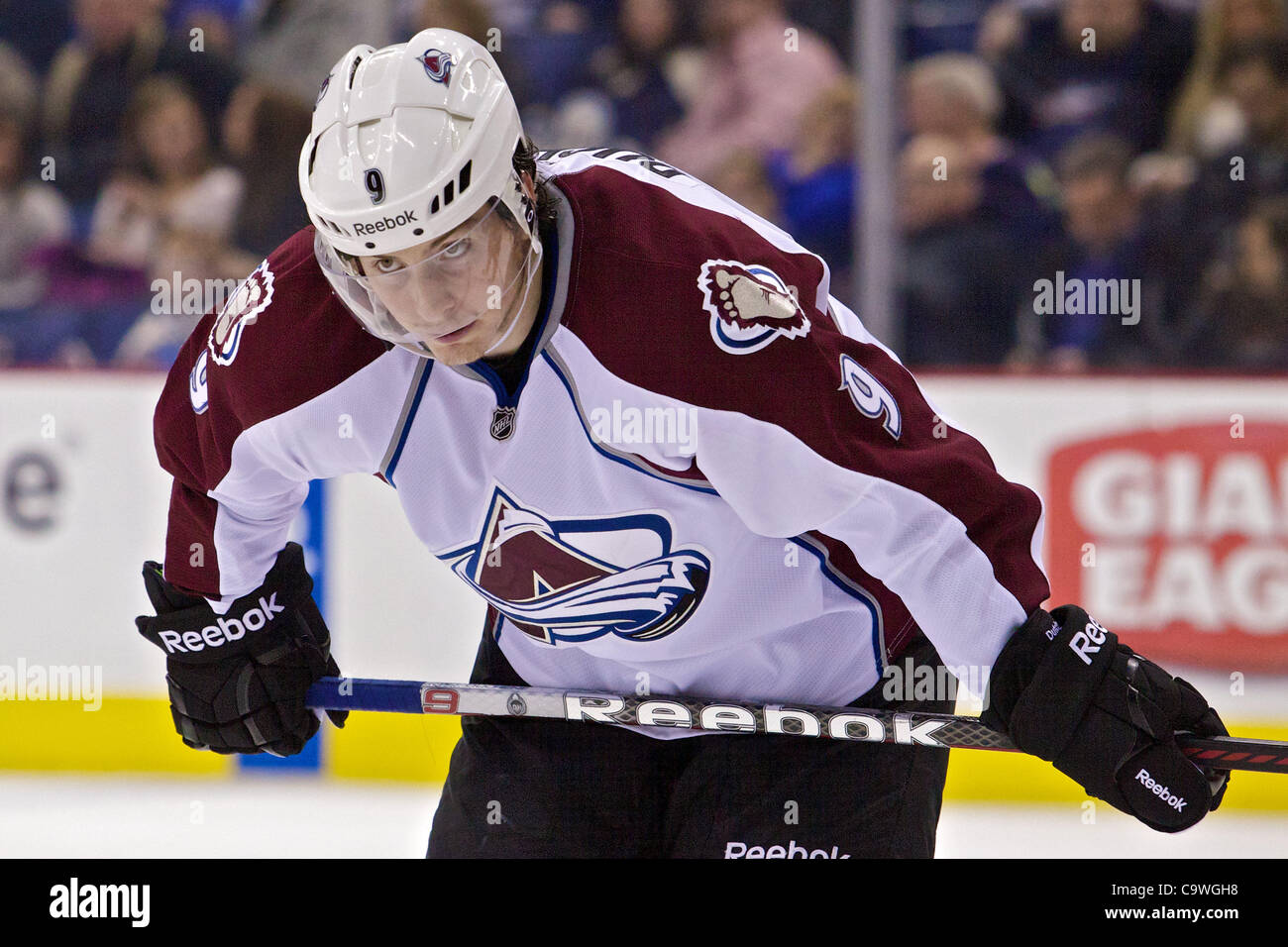 24 février 2012 - Columbus, Ohio, États-Unis - Colorado Avalanche Centre Matt Duchene (9) attend une face dans la troisième période du match entre l'Avalanche du Colorado et les Blue Jackets de Columbus au Nationwide Arena, Columbus, Ohio. (Crédit Image : © Scott Stuart/ZUMAPRESS.com)/Southcreek Banque D'Images