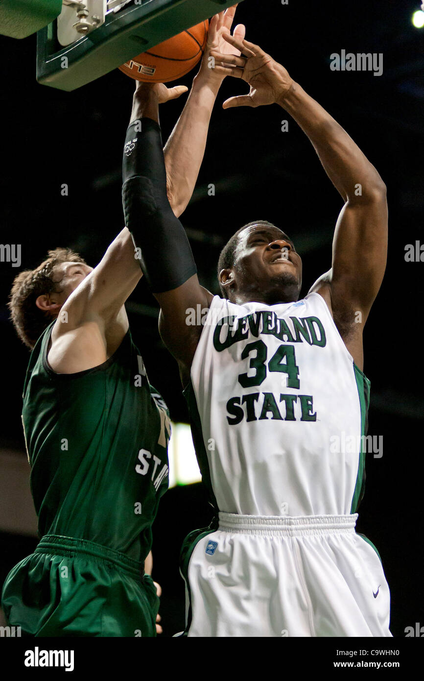 25 février 2012 - Cleveland, Ohio, États-Unis - Cleveland State guard (34) Nwamu Ike est souillée par Wright State guard Kendall Griffin (15) au cours de la seconde moitié. Le Cleveland State Vikings défait la Wright State Raiders 77-55 dans le jeu joué à l'Wolstein Center de Cleveland (Ohio). (Crédit Image : © Banque D'Images