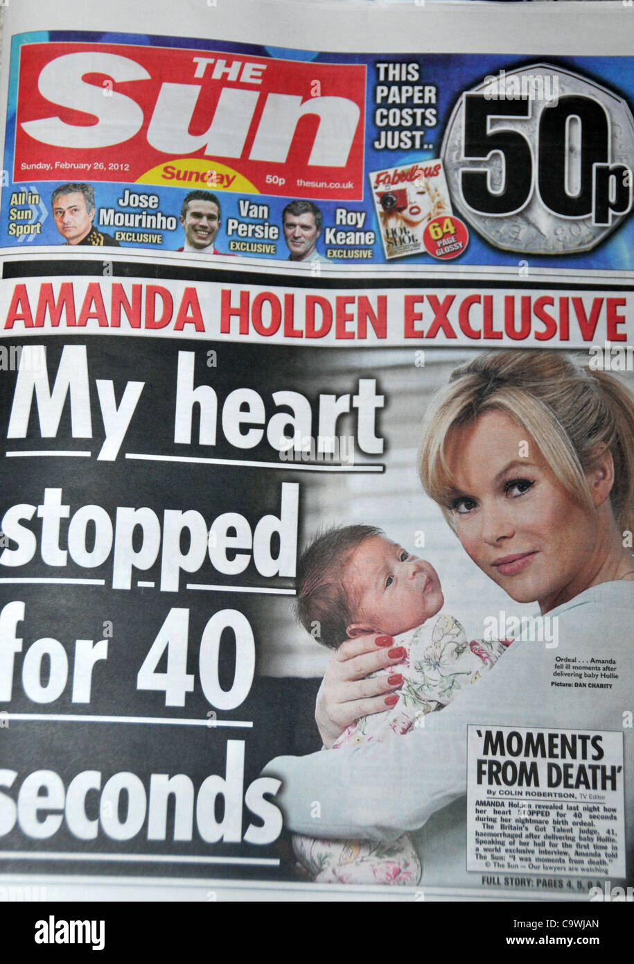 Londres 26/2/12. Soleil sur le dimanche est mis en vente dans le centre de Londres. Amanda Holden sur la couverture du premier numéro. Banque D'Images