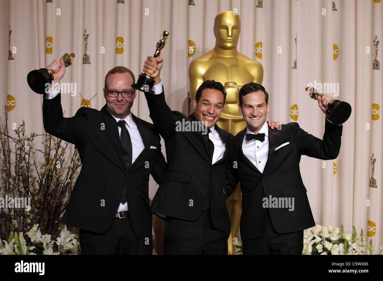 Le 26 février 2012 - Hollywood, Californie, États-Unis - (L-R) Les producteurs et réalisateurs RICHE MIDDLEMAS T.J. MARTIN ET DAN LINDSAY pose avec prix pour long métrage documentaire pour "invaincu" dans la salle de presse Oscar à la 84e Academy Awards, les Oscars, en face du Kodak Theatre. (Crédit Image : © Lisa O'Connor/ZU Banque D'Images