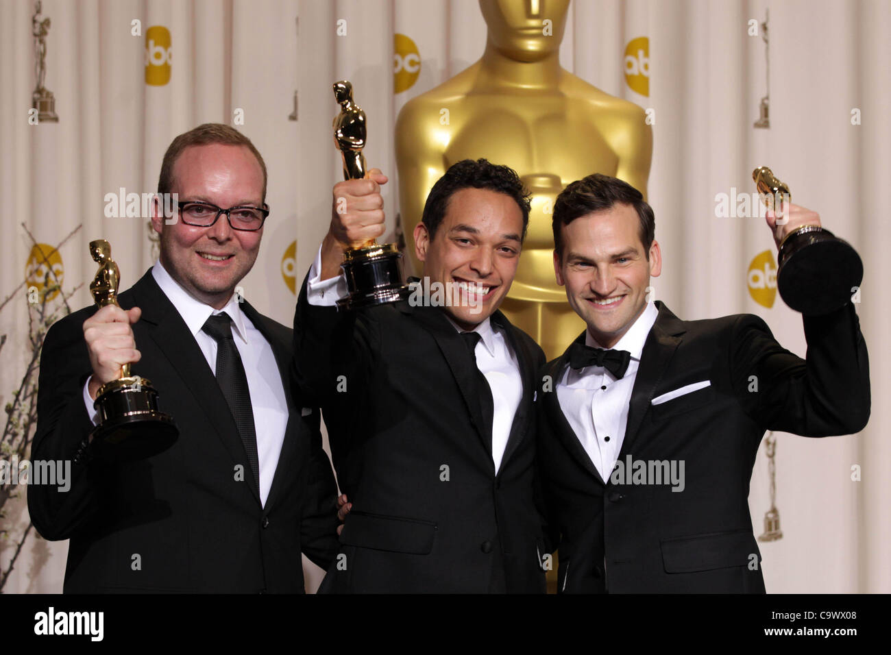 Le 26 février 2012 - Hollywood, Californie, États-Unis - (L-R) Les producteurs et réalisateurs RICHE MIDDLEMAS T.J. MARTIN ET DAN LINDSAY pose avec prix pour long métrage documentaire pour "invaincu" dans la salle de presse Oscar à la 84e Academy Awards, les Oscars, en face du Kodak Theatre. (Crédit Image : © Lisa O'Connor/ZU Banque D'Images