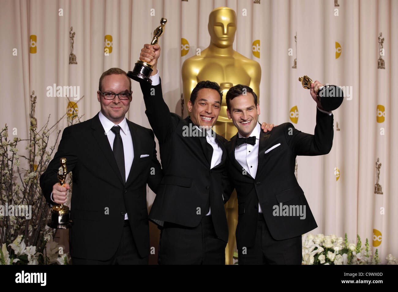 Le 26 février 2012 - Hollywood, Californie, États-Unis - (L-R) Les producteurs et réalisateurs RICHE MIDDLEMAS T.J. MARTIN ET DAN LINDSAY pose avec prix pour long métrage documentaire pour "invaincu" dans la salle de presse Oscar à la 84e Academy Awards, les Oscars, en face du Kodak Theatre. (Crédit Image : © Lisa O'Connor/ZU Banque D'Images