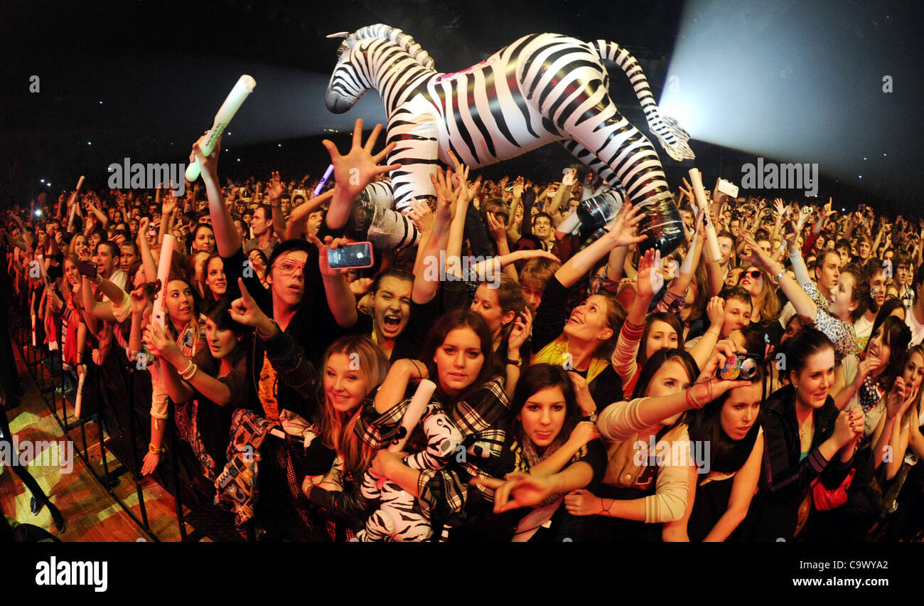 Fans du groupe pop electro AMÉRICAIN LMFAO effectue au cours d'un concert à Prague, fin vendredi, 24 février 2012. (CTK Photo/Vit Simanek) Banque D'Images