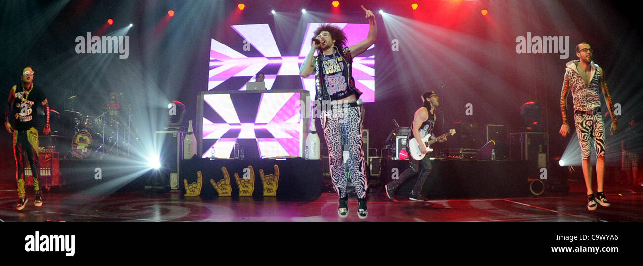 Redfoo du groupe électro pop américain LMFAO effectue au cours d'un concert à Prague, fin vendredi, 24 février 2012. (CTK Photo/Vit Simanek) Banque D'Images