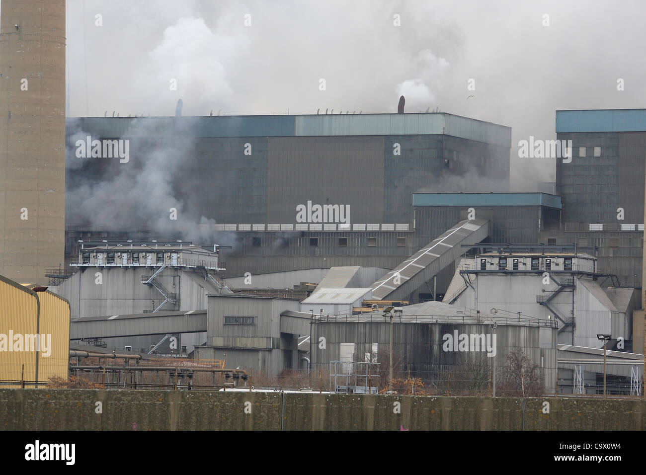 Tilbury, UK. 27 févr., 2012. Fumée noire et verse de la vapeur d'une centrale à Tilbury, Essex, après un grave incendie a éclaté. Plus de 100 pompiers sont la lutte contre l'incendie. Il est rapporté que le feu a démarré dans une trémie granulés de bois contenant environ 2 000 tonnes de carburant. Banque D'Images
