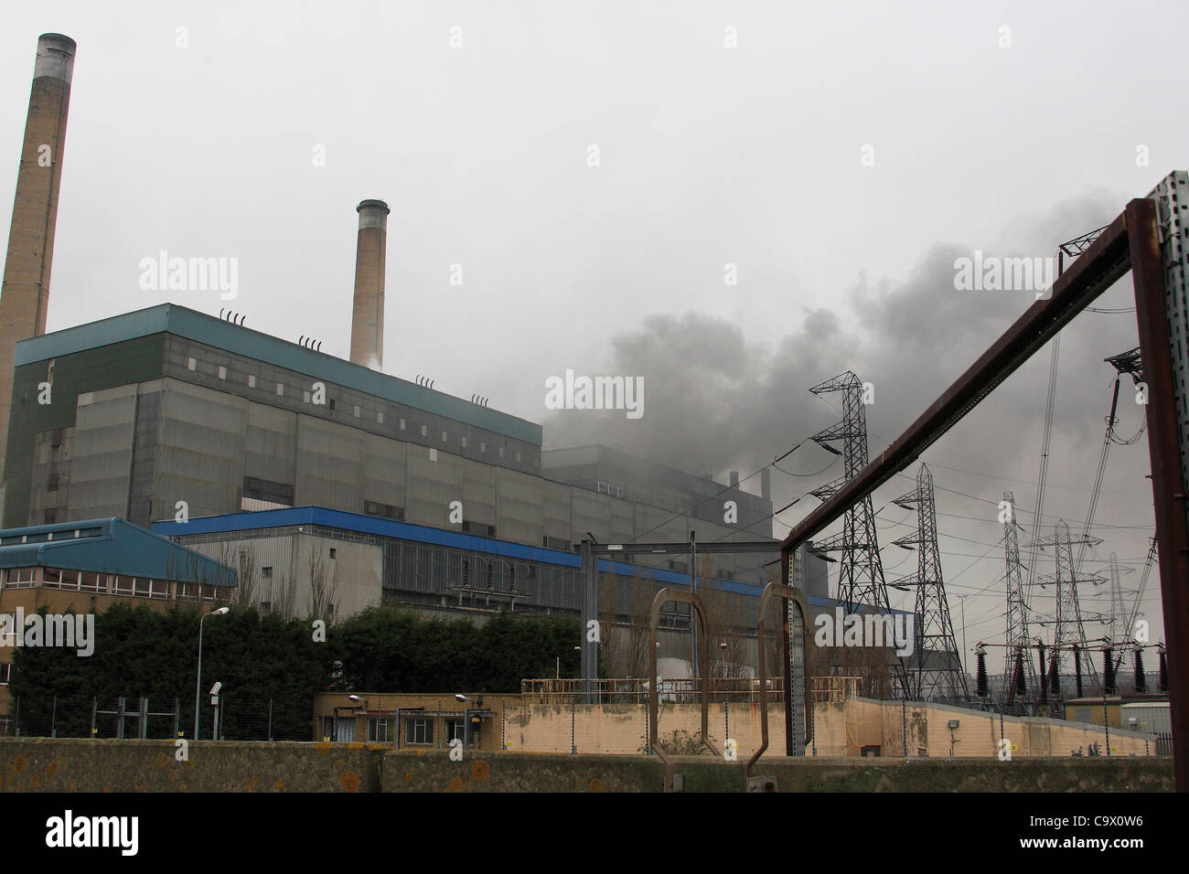 Tilbury, UK. 27 févr., 2012. Fumée noire et verse de la vapeur d'une centrale à Tilbury, Essex, après un grave incendie a éclaté. Plus de 100 pompiers sont la lutte contre l'incendie. Il est rapporté que le feu a démarré dans une trémie granulés de bois contenant environ 2 000 tonnes de carburant. Banque D'Images
