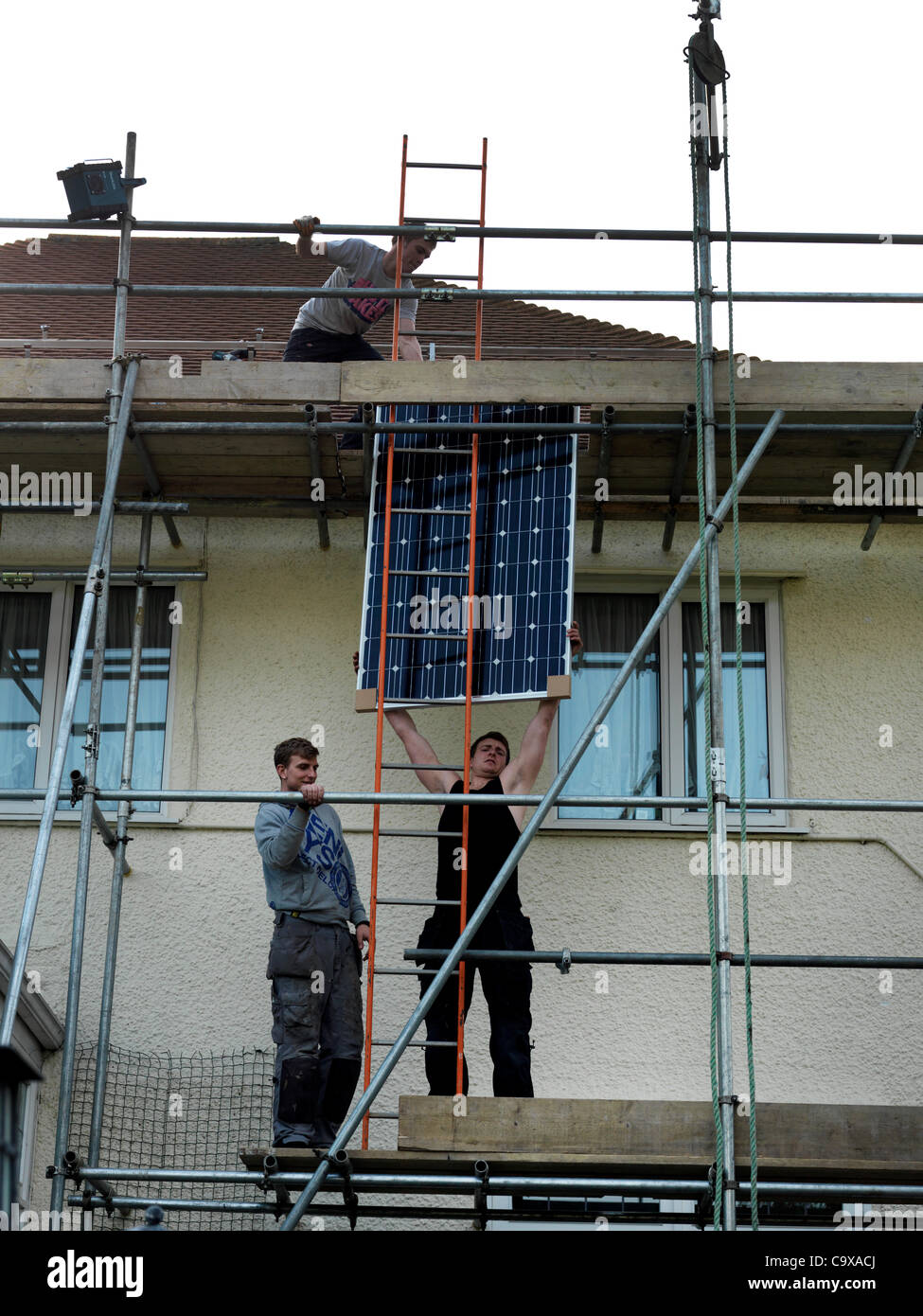 Des panneaux solaires étant insalled dans une maison dans le Surrey en Angleterre dans l'espoir de battre le cut par à paiement qui vient en vigueur cette semaine après le 2 mars 2012 Banque D'Images