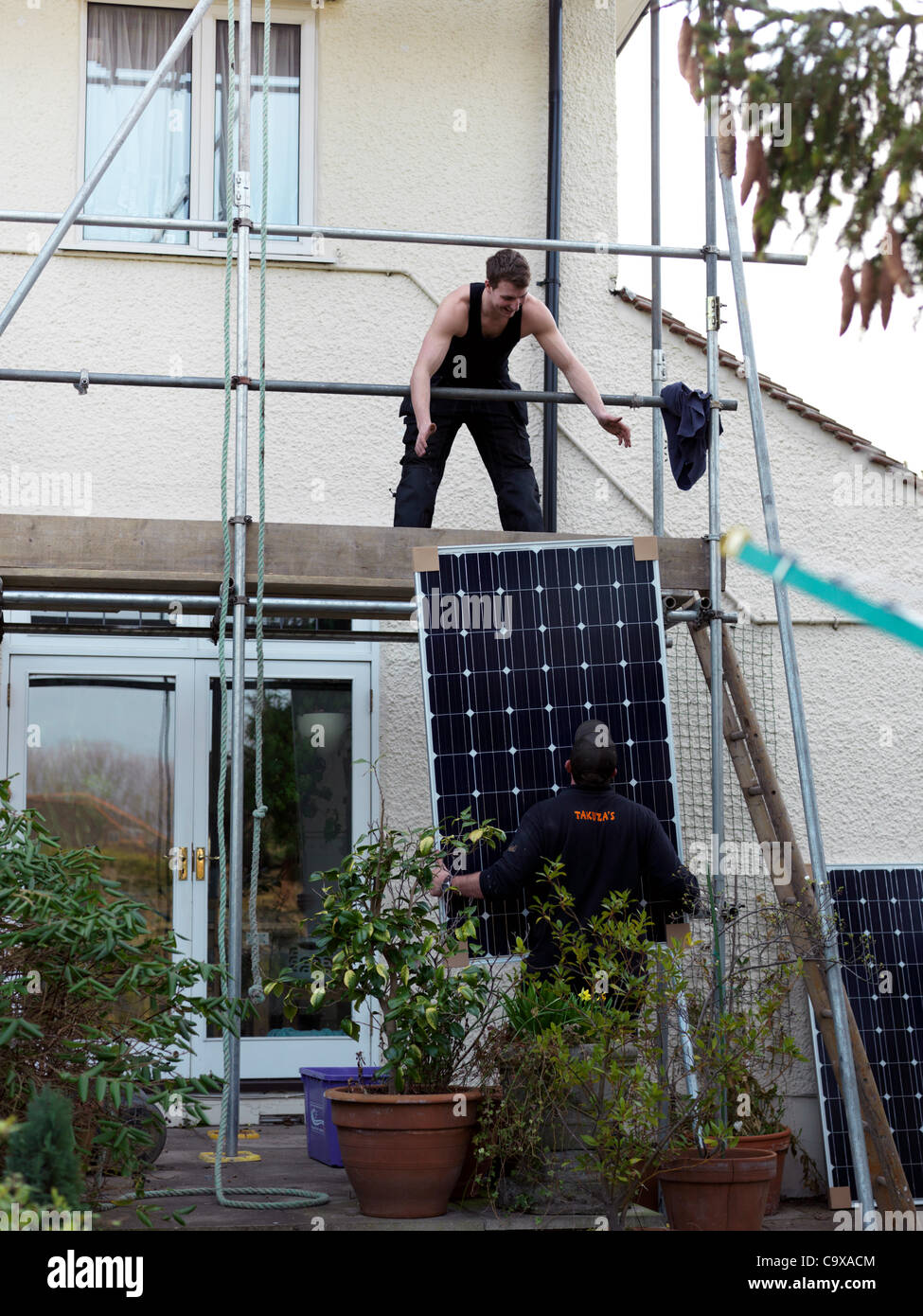 Des panneaux solaires étant insalled dans une maison dans le Surrey en Angleterre dans l'espoir de battre le cut par à paiement qui vient en vigueur cette semaine après le 2 mars 2012 Banque D'Images