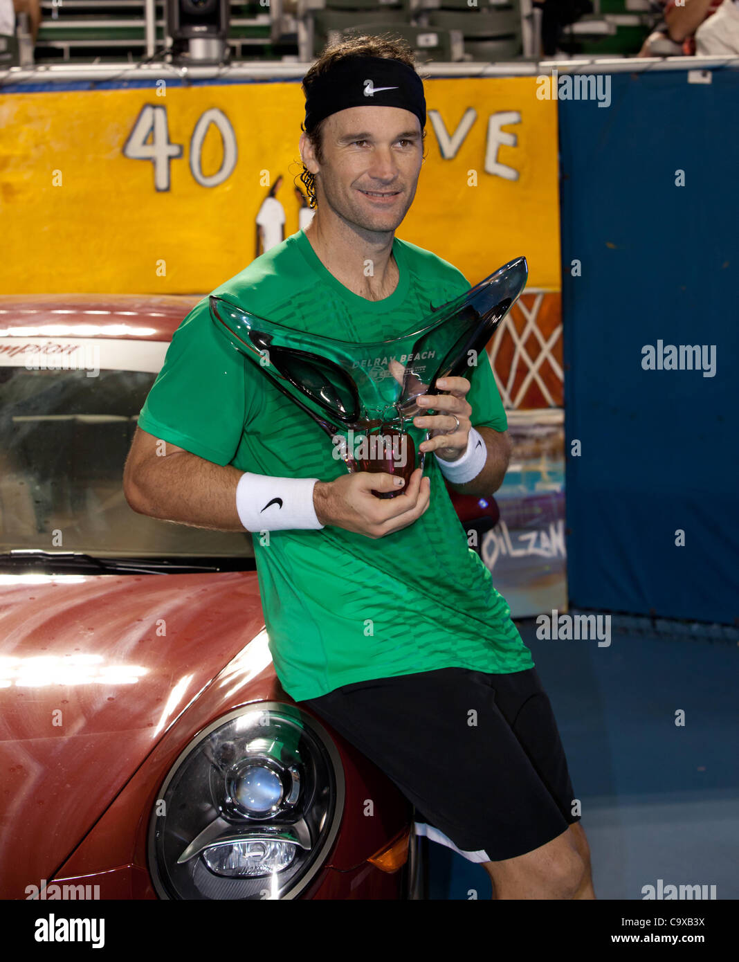 28 FÉVRIER- Delray Beach, FL- tournoi du Circuit des Champions 2012 à l'ITC de Delray Beach. CARLOS MOYA (ESP) célèbre sa victoire sur Ivan Lendl (USA) pour remporter son cinquième titre en six essais depuis son arrivée e Champions Tour. (Photo par Andrew Patron/Zuma Press) Banque D'Images