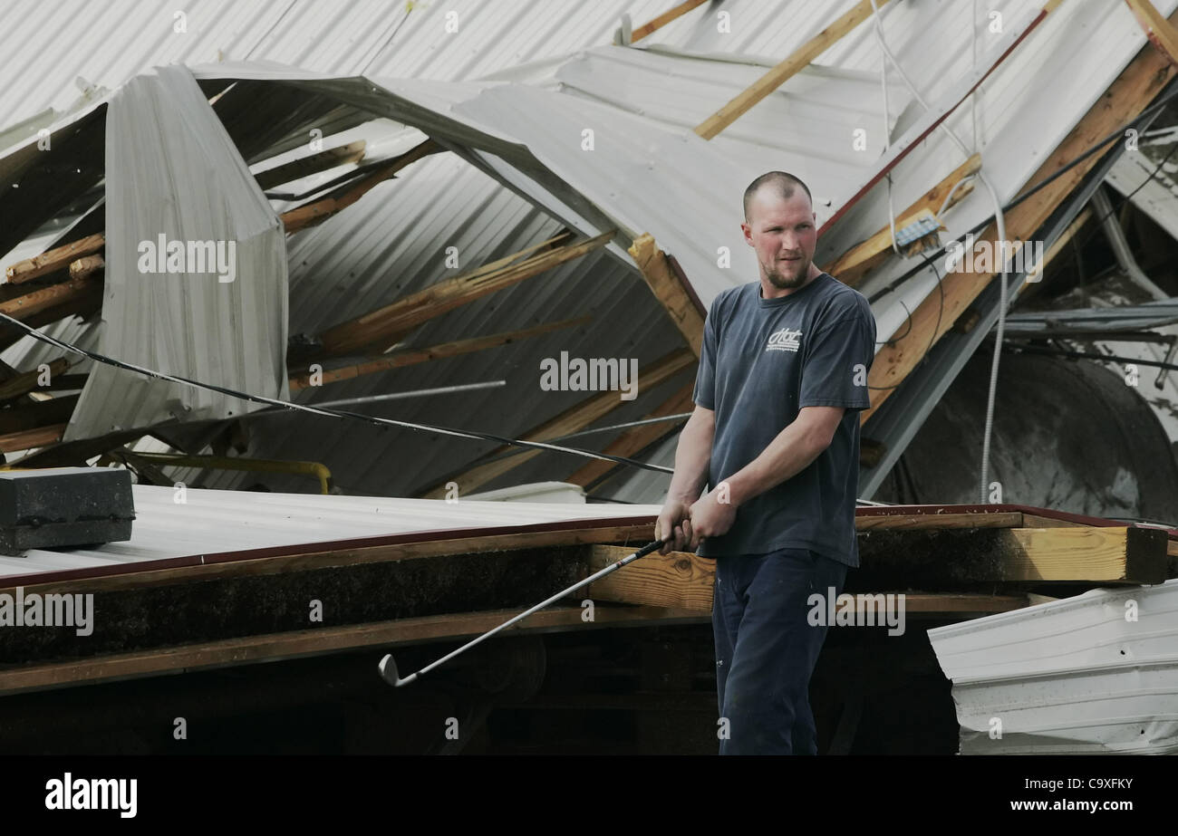 1 mars 2012 - Elizabethtown, Kentucky, États-Unis d'Amérique - VAN Doyen de Mills, New York, blanc d'un club de golf en face d'un bâtiment de stockage à Harry Owen Trucking, qui a été détruit par une tornade EF2. Au moins 13 personnes sont mortes, mercredi, plusieurs tornades ont frappé le Mid-South et Midw Banque D'Images