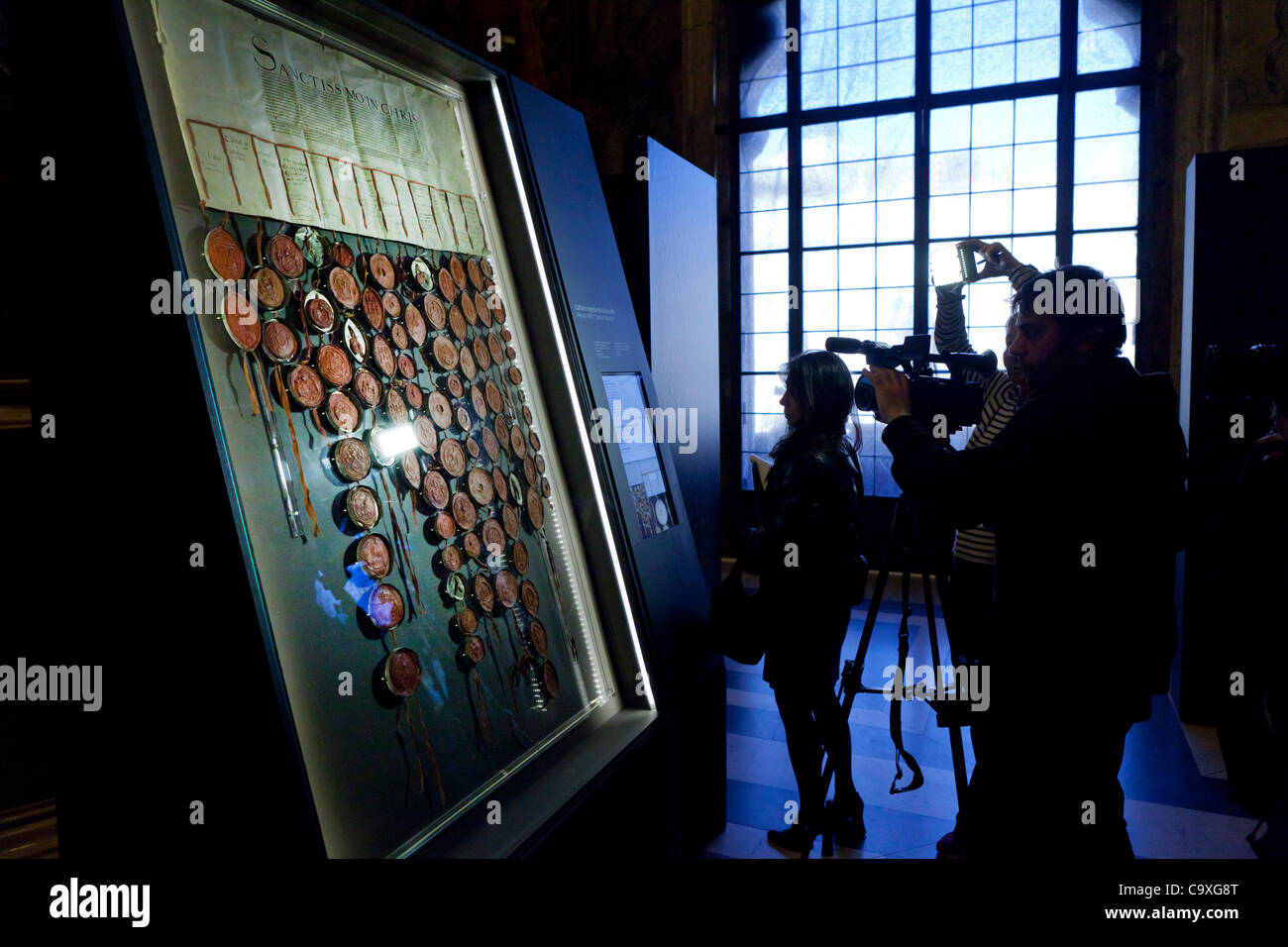 ROME, ITALIE. Mercredi 29/02/2012. Lux dans Arcanes Majeurs, Les Archives Secrètes Vaticanes se révèle. L'équipe Actualités tournage Henry VIII à la pétition au Pape pour le anullment de son mariage avec Catherine d'Aragorn à l'ouverture de Lux Arcana en exposition au Musées du Capitole. Banque D'Images