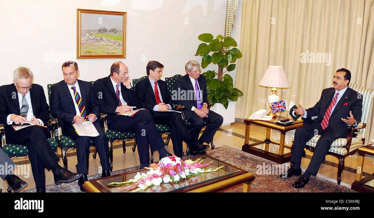 Premier Ministre, Syed Yousuf Raza Gilani en réunion avec la délégation du Royaume-Uni dirigé par Andrew Mitchell, secrétaire d'État britannique pour le développement international, au PM House à Islamabad le Jeudi, Mars 01, 2012. Banque D'Images