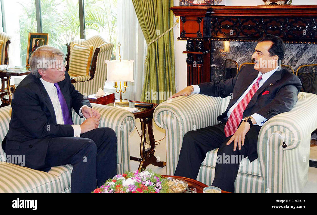 Premier Ministre, Syed Yousuf Raza Gilani parle avec Andrew Mitchell, secrétaire d'État britannique pour le développement international, au cours de réunion à PM House à Islamabad le Jeudi, Mars 01, 2012. Banque D'Images