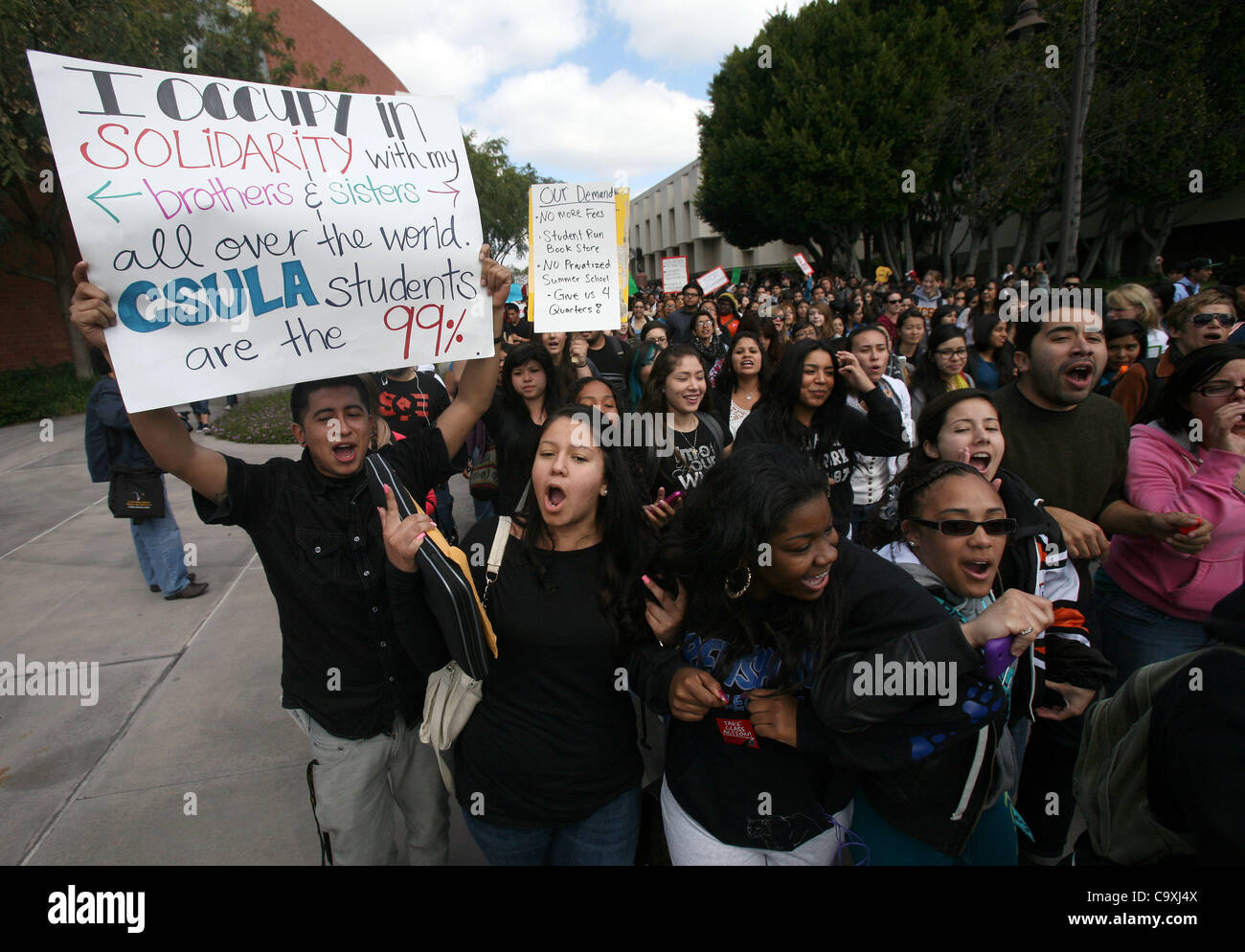 1 mars 2012 - Los Angeles, Californie, États-Unis - Des centaines d'étudiants de participer à une grève de l'éducation occupent'' contre la privatisation à Cal State Los Angeles le jeudi 1 mars 2012. Une défense de l'enseignement supérieur public'' rally a lieu tous les campus de l'Université d'État de Californie. (Crédit I Banque D'Images