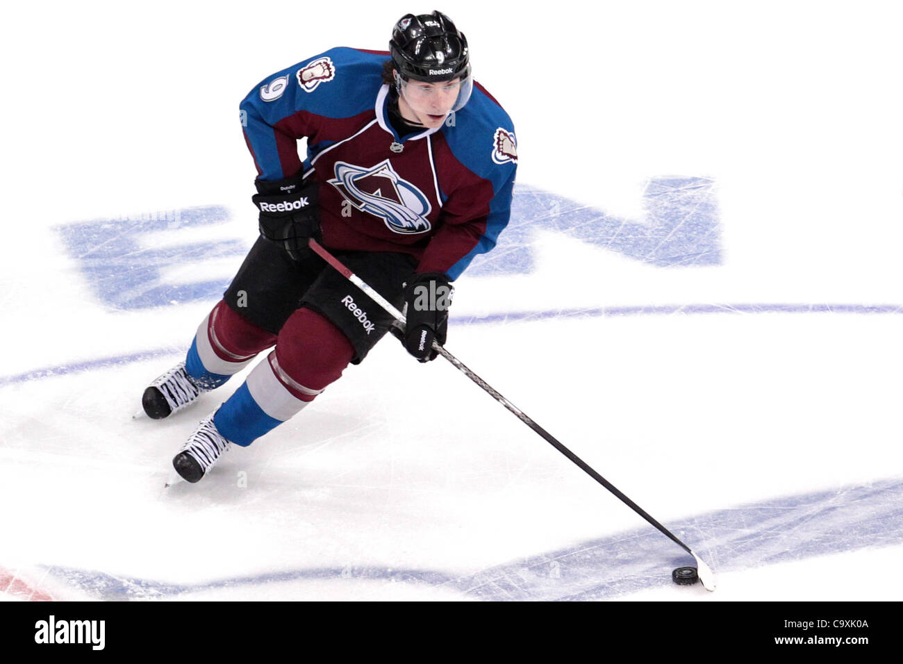 1 mars 2012 - Denver, Colorado, États-Unis - Colorado Avalanche Centre Matt Duchene (9) déplace la rondelle au centre de la glace dans la première période contre les Blue Jackets de Columbus. Après une période de jeu Columbus mène 1-0. L'Avalanche du Colorado a accueilli les Blue Jackets de Columbus au Pepsi 100 Banque D'Images