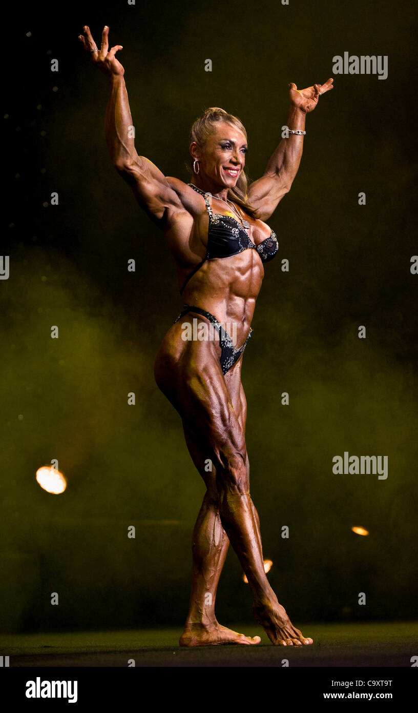 02 mars 2012 - Columbus, OH, USA - Yaxeni Oriquen Garcia, de l'USA coups de 13 autres femmes à gagner le 2012 Mme titre international à la 24e conférence annuelle de l'Arnold Festival sportif. Banque D'Images