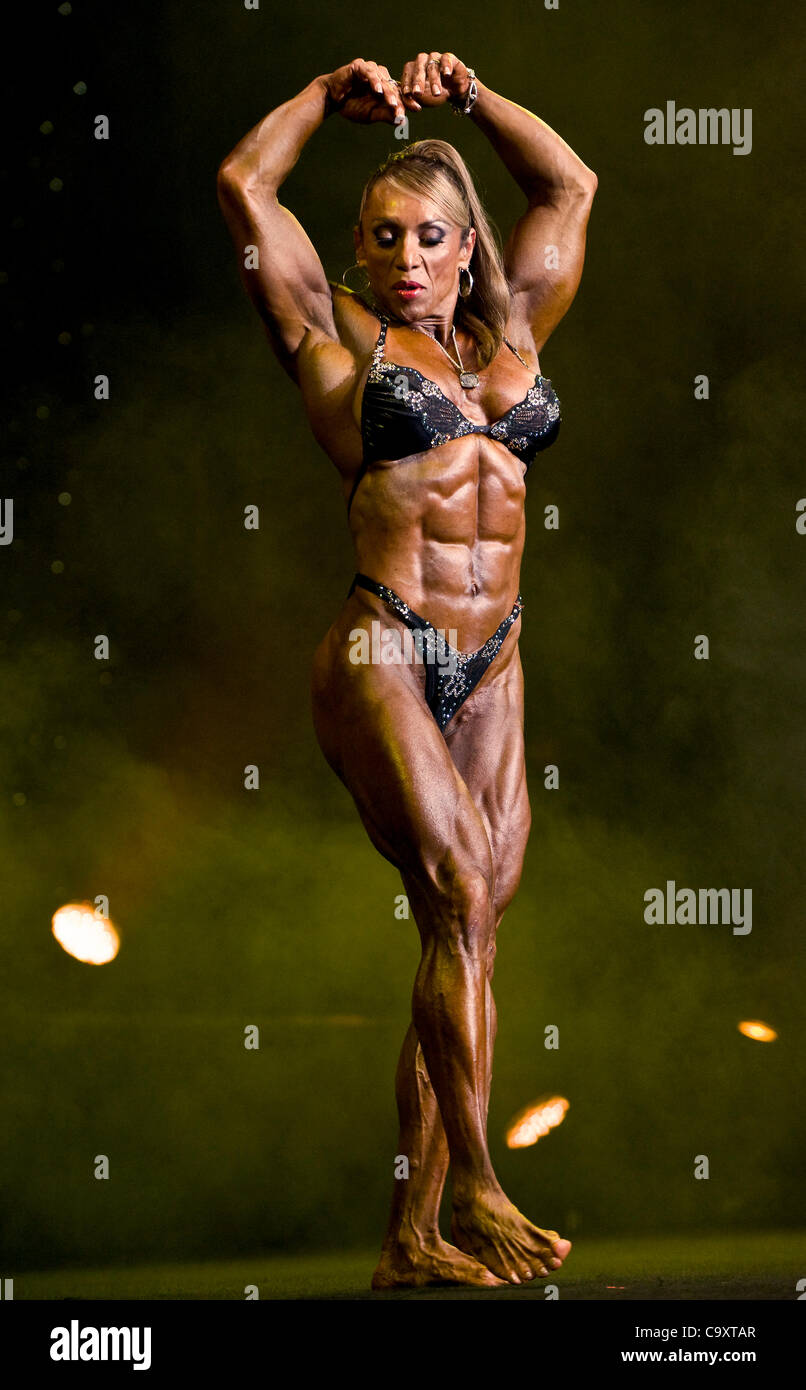 02 mars 2012 - Columbus, OH, USA - Yaxeni Oriquen Garcia, de l'USA coups de 13 autres femmes à gagner le 2012 Mme titre international à la 24e conférence annuelle de l'Arnold Festival sportif. Banque D'Images