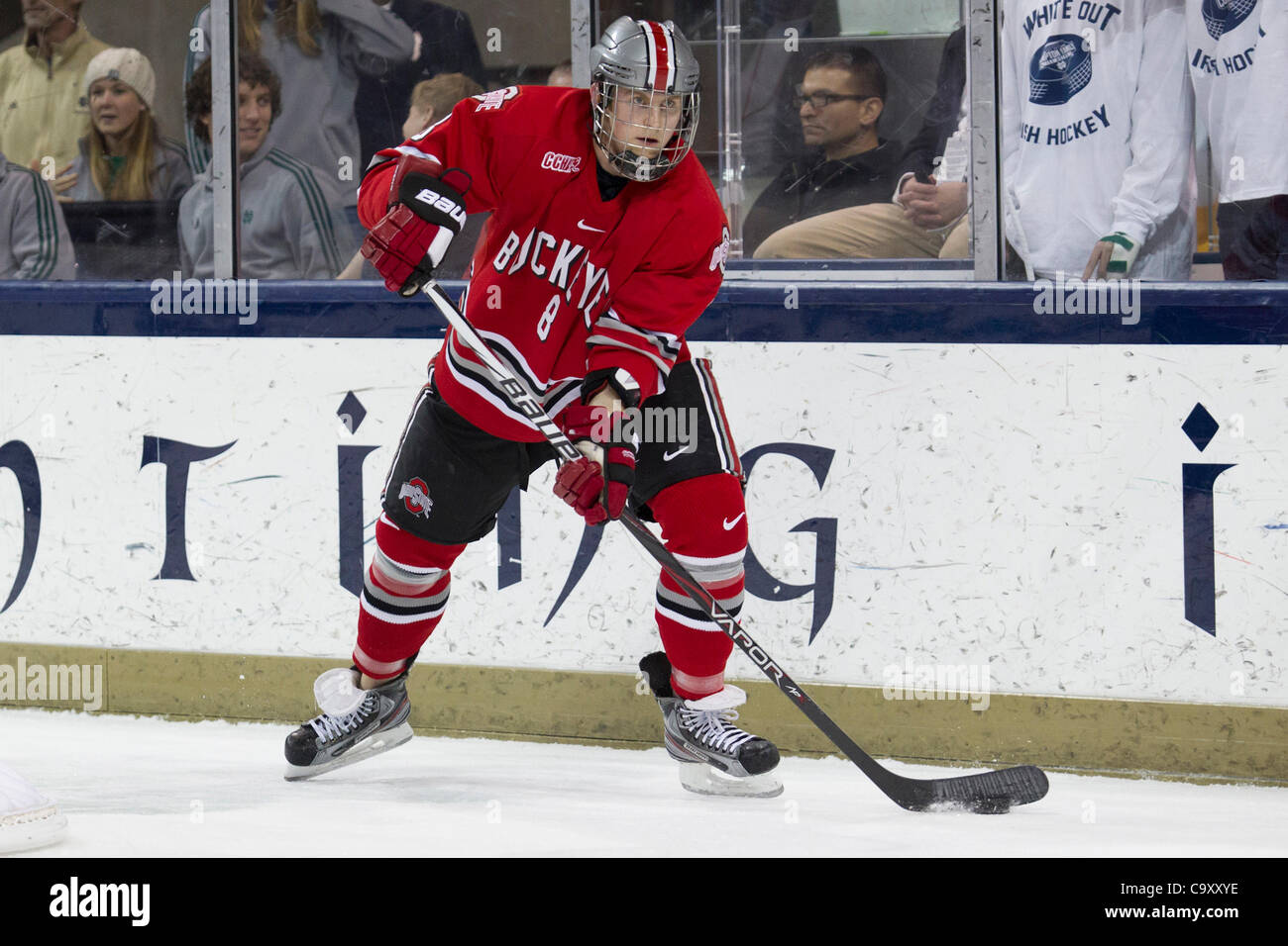 3 mars 2012 - South Bend, Indiana, États-Unis - le défenseur de l'état de l'Ohio Curtis Gedig (# 8) patins avec la rondelle en première période d'action match de hockey NCAA entre Notre Dame et Ohio State. La Cathédrale Notre Dame Fighting Irish défait les Ohio State Buckeyes 4-2 en match à la famille Compton Ice Arena dans le sud B Banque D'Images