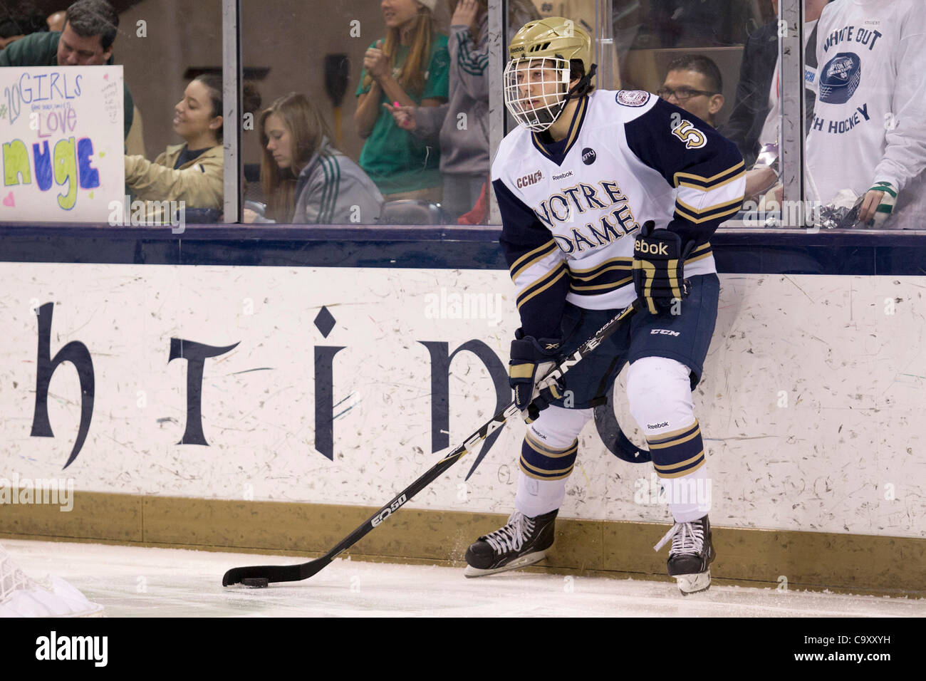 3 mars 2012 - South Bend, Indiana, États-Unis - Notre Dame le défenseur Robbie Russo (# 5) patins avec la rondelle en deuxième période d'action match de hockey NCAA entre Notre Dame et Ohio State. La Cathédrale Notre Dame Fighting Irish défait les Ohio State Buckeyes 4-2 en match à la famille Compton Ice Arena dans le Sud Banque D'Images