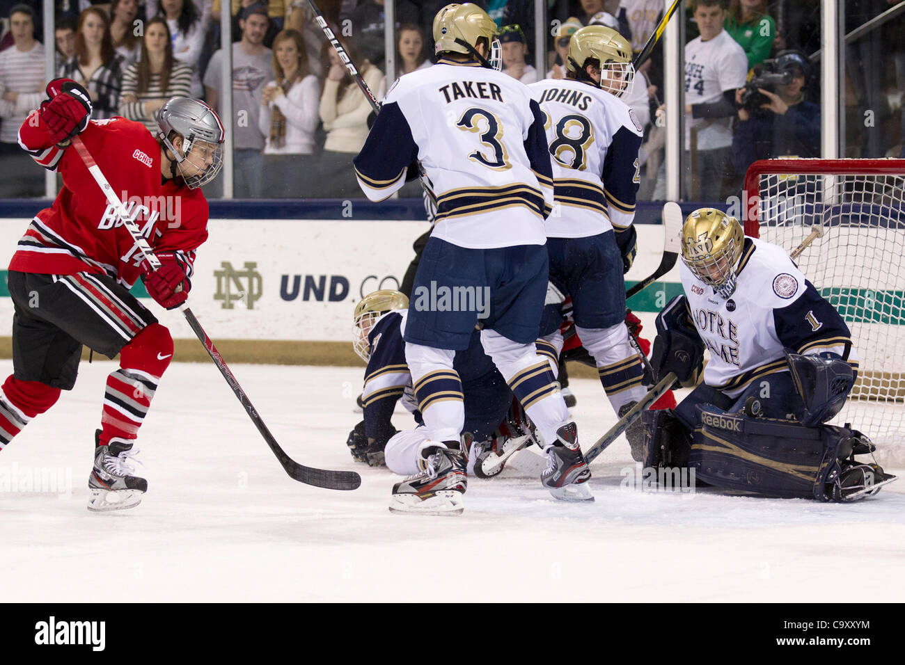 3 mars 2012 - South Bend, Indiana, États-Unis - gardien de Notre Dame Steven Summerhays (# 1) fait de l'enregistrer dans la deuxième période d'action match de hockey NCAA entre Notre Dame et Ohio State. La Cathédrale Notre Dame Fighting Irish défait les Ohio State Buckeyes 4-2 en match à la famille Compton Ice Arena dans le sud B Banque D'Images