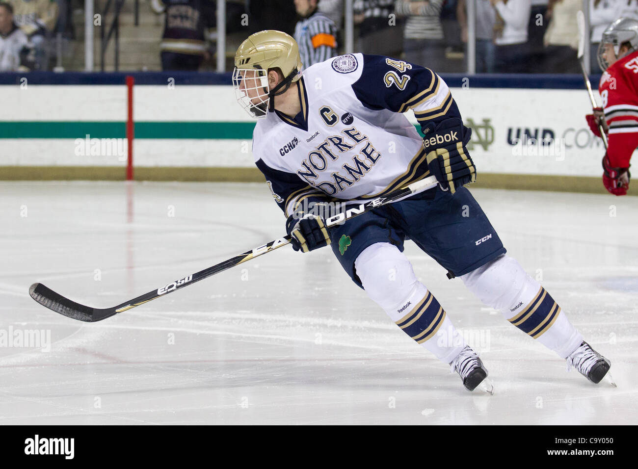 3 mars 2012 - South Bend, Indiana, États-Unis - Notre Dame le défenseur Sean Lorenz (# 24) dans la deuxième période d'action match de hockey NCAA entre Notre Dame et Ohio State. La Cathédrale Notre Dame Fighting Irish défait les Ohio State Buckeyes 4-2 en match à la famille Compton Ice Arena à South Bend, Indiana. (Credi Banque D'Images