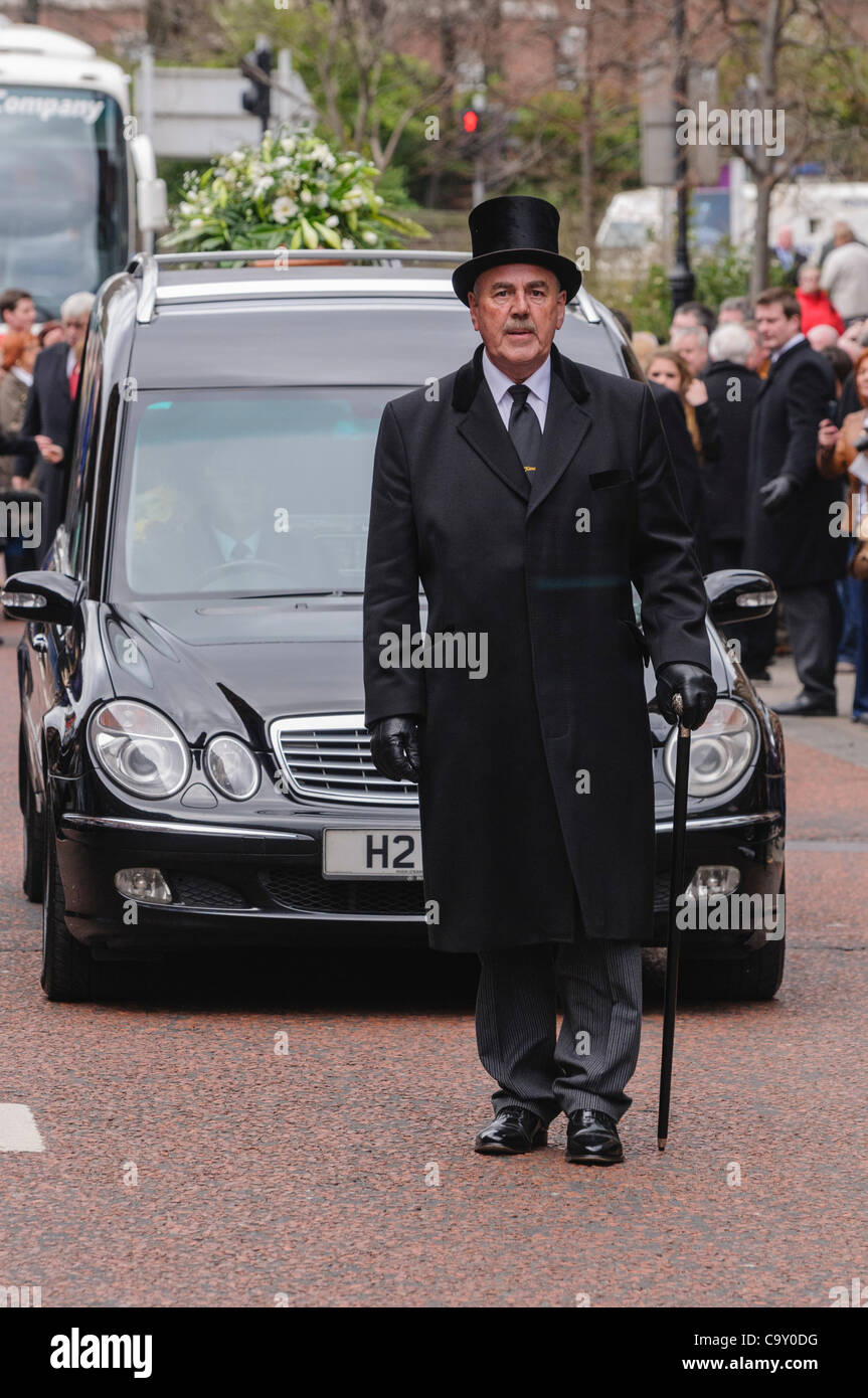 Undertaker 'paging' (la marche à la tête de la cortège) dans un salon funéraire Banque D'Images