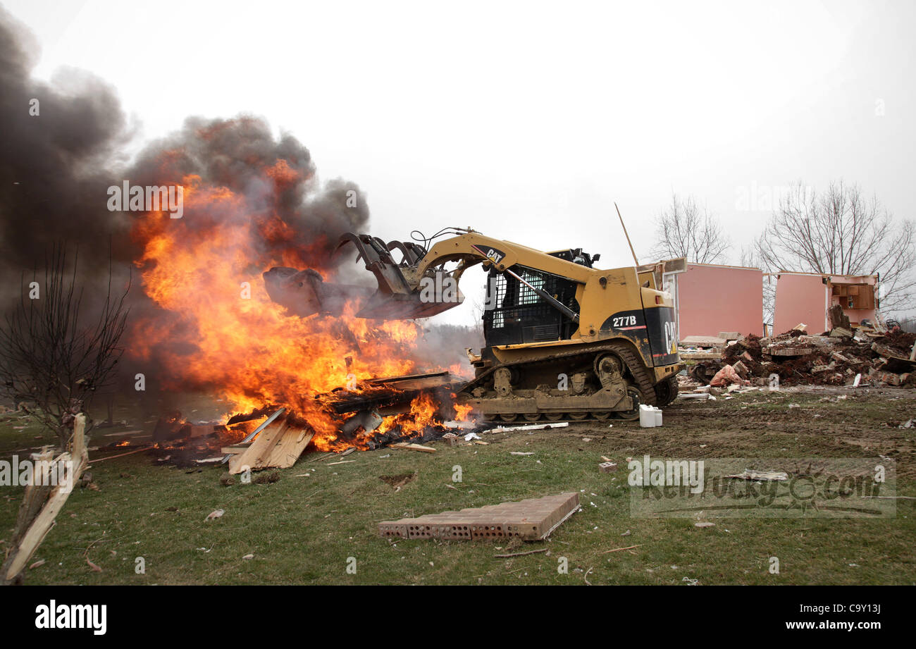 3 mars 2012 - Pomeroyton, Kentucky, USA - Tchad : une mini-disques durs pour déplacer les débris dans un tas de brûler à côté de l'accueil de bette et Richard Dotson qui a été détruit vendredi à la tornade dans Menifee Comté. Le prix et son cousin Bobby a l'équipement lourd dans leur maison de Carlisle à volu Banque D'Images