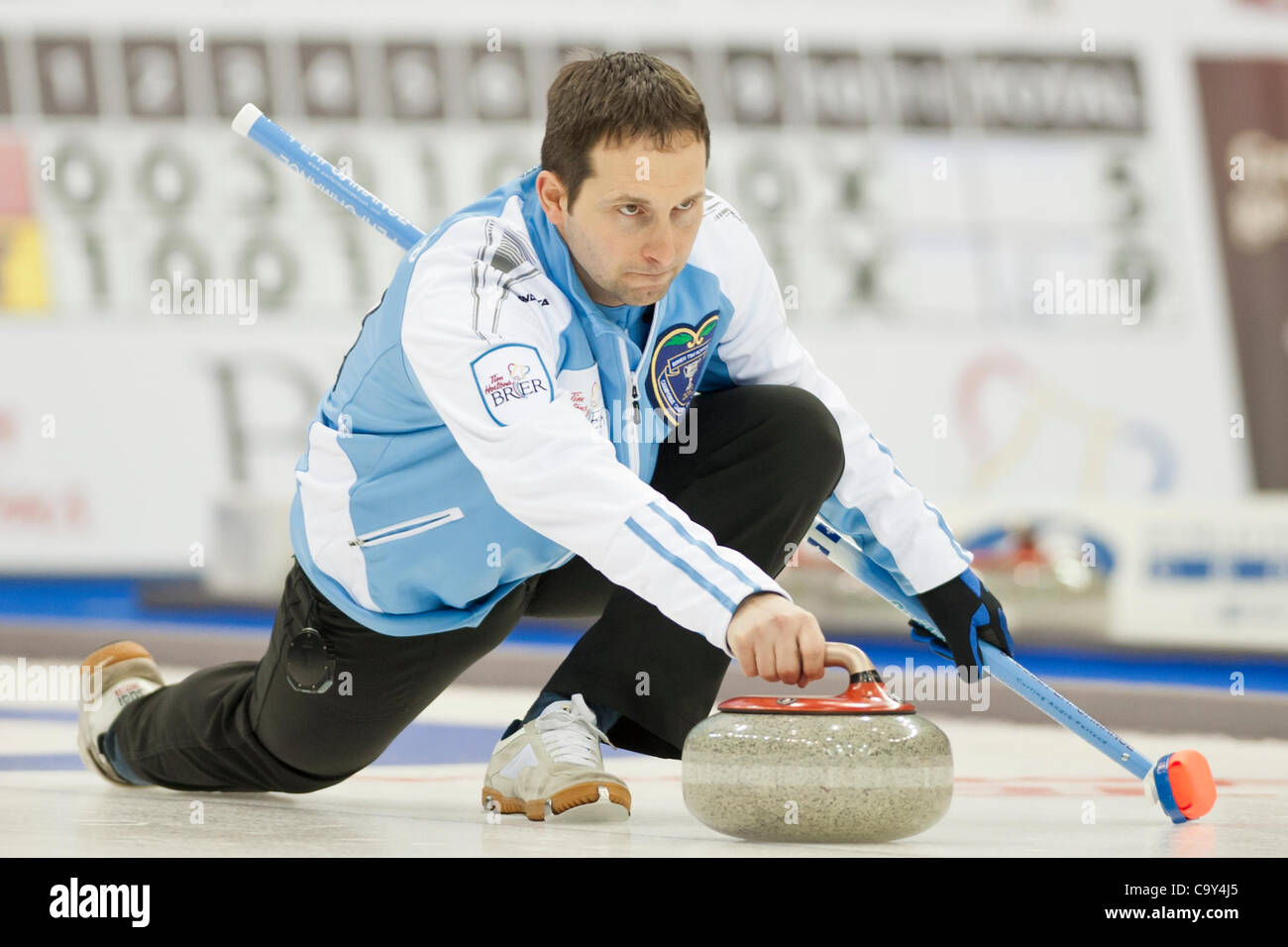 5 mars 2012 - Saskatoon, Saskatchewan, Canada - Québec skip to Robert Desjardins lance une pierre au cours de la 2012 Tim Hortons Brier au Credit Union Centre de Saskatoon en Saskatchewan. (Crédit Image : © Derek Mortensen/Southcreek/ZUMAPRESS.com) Banque D'Images