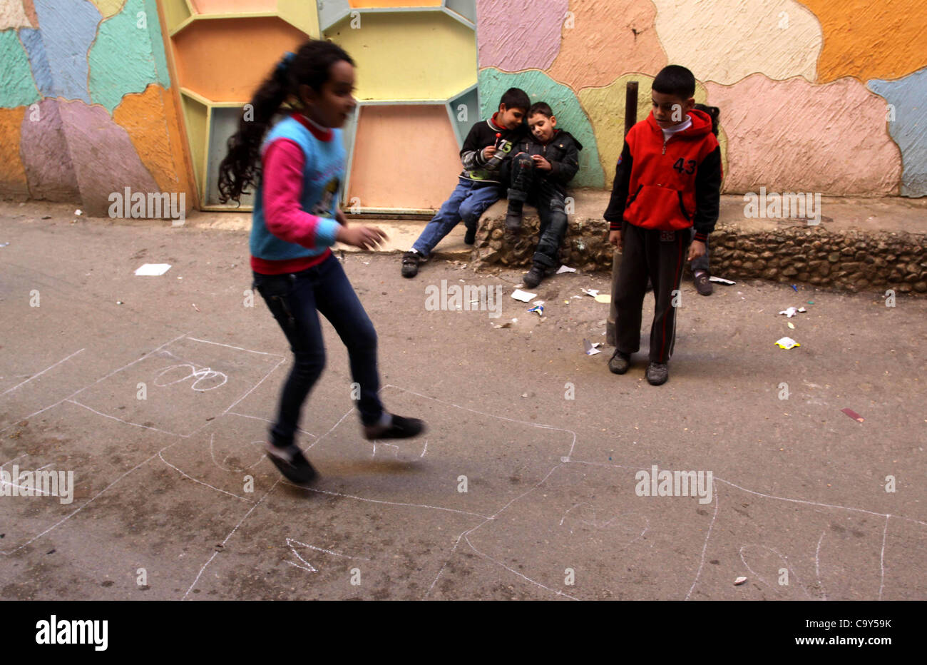 5 mars 2012 - Beyrouth, Liban - enfants palestiniens jouer dans l'allée dans l'un des plus pauvres du camp de réfugiés de Sabra et Chatila. Environ 11 000 personnes vivent dans ce camp de réfugiés. (Crédit Image : © Mohammed Asad APA/Images/ZUMAPRESS.com) Banque D'Images