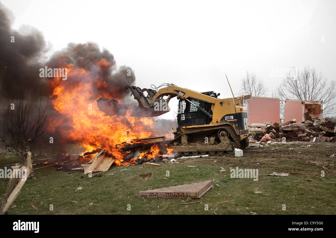 3 mars 2012 - Pomeroyton, Kentucky, USA - Tchad : une mini-disques durs pour déplacer les débris dans un tas de brûler à côté de l'accueil de bette et Richard Dotson qui a été détruit vendredi à la tornade dans Menifee Comté. Le prix et son cousin Bobby a l'équipement lourd dans leur maison de Carlisle à volu Banque D'Images