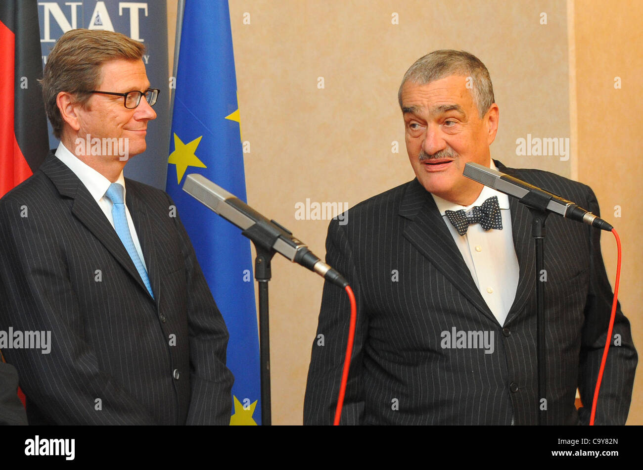 Le ministre des Affaires étrangères allemand Guido Westerwelle (à gauche) et son homologue tchèque Karel Schwarzenberg observés au cours d'une conférence de presse pour marquer le 20e anniversaire de la signature du Traité du 27 février 1992 sur les relations de bon voisinage et de coopération amicale entre la République fédérale d'Allemagne et de la Banque D'Images