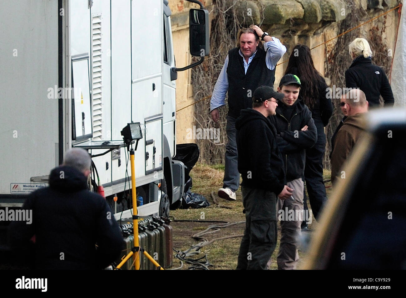 Acteur Gerard Depardieu (en arrière-plan) est vue dans le monastère en Chotesov près de Pilsen, où Réalisateur Jean-Pierre Ameris est le tournage de son nouveau film basé sur le roman de Victor Hugo, l'homme qui rit, Chotesov, République tchèque, le 6 mars 2012. Banque D'Images