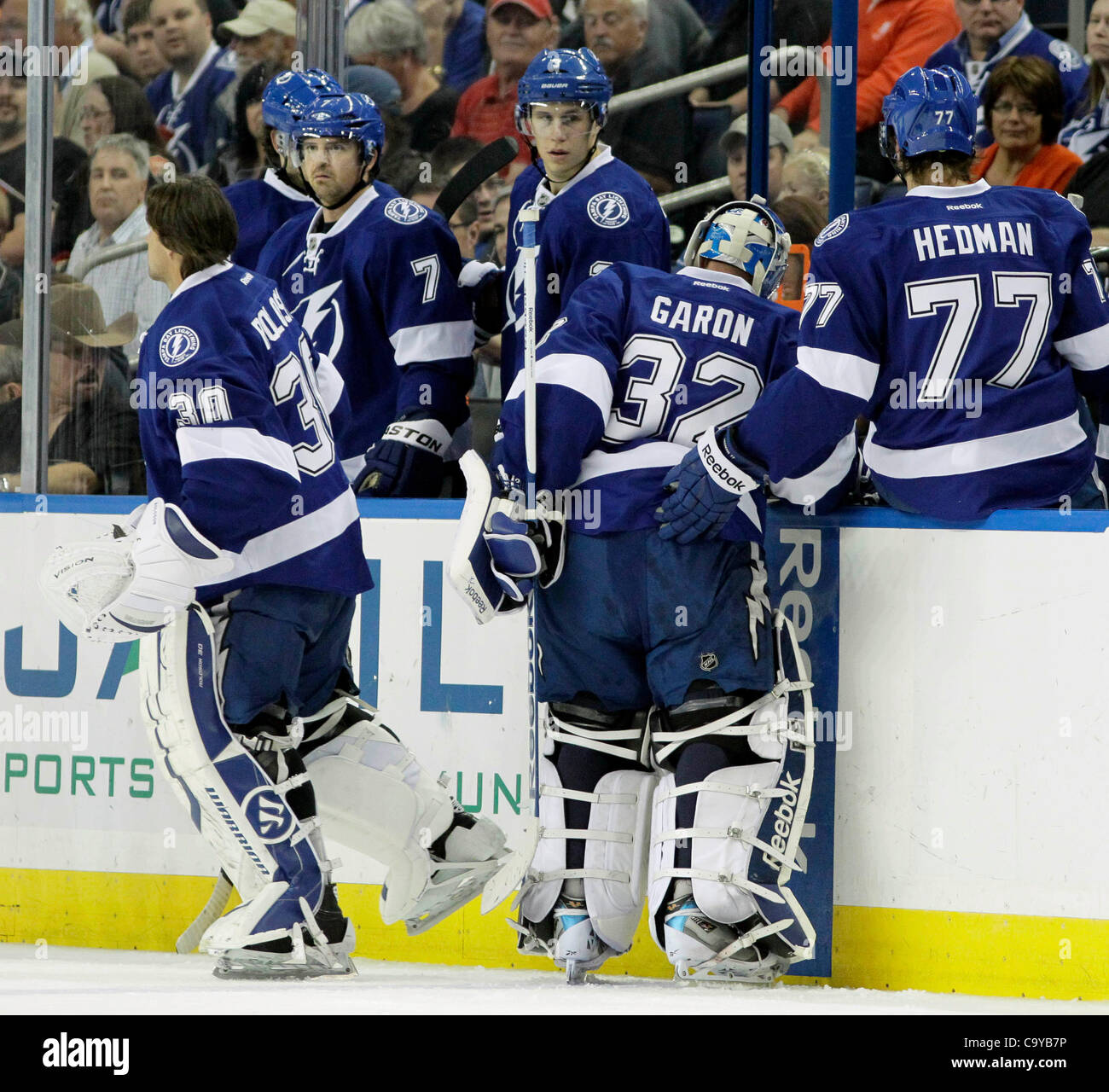 6 mars 2012 - Tampa, FL - DIRK SHADD | fois .SP 348622    LIGHTNING SHAD 03 (03/06/12) TAMPA Tampa Bay Dwayne Roloson gardien (30) (à gauche) entre dans les jeux comme le gardien Mathieu Garon (32) quitte la glace après avoir été blessé contre Ottawa sénateurs au cours de première période l'action au Tampa Bay Banque D'Images