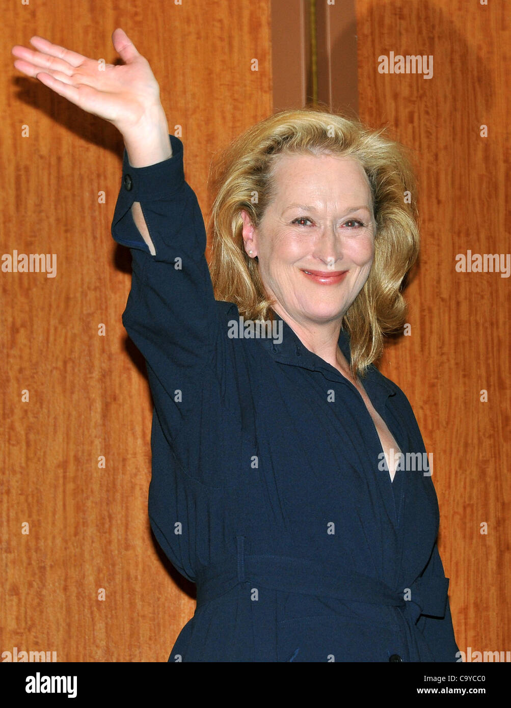 Meryl Streep, Mar 07, 2012 : l'actrice américaine Meryl Streep et directeur britannique Phyllida Lloyd poser pour les photographes lors d'une conférence de presse pour son film "La Dame de Fer" à Tokyo le 7 mars 2012. Le film, qui a remporté la meilleure actrice Streep Oscar à la 84e Academy Awards Banque D'Images Meryl Streep, Mar 07, 2012 : l'actrice américaine Meryl Streep et directeur britannique Phyllida Lloyd poser pour les photographes lors d'une conférence de presse pour son film "La Dame de Fer" à Tokyo le 7 mars 2012. Le film, qui a remporté la meilleure actrice Streep Oscar à la 84e Academy Awards Banque D'Images