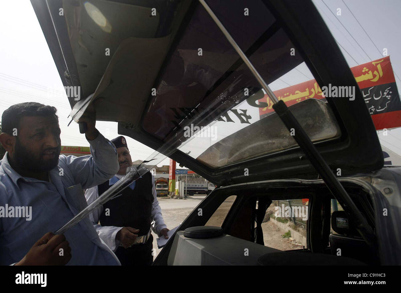 Agents de la circulation de véhicules en aluminium noir fenêtre à Haji zone de Camp au cours de la police de la campagne contre les véhicules en verre teinté à Peshawar le Jeudi, Mars 08, 2012. Banque D'Images