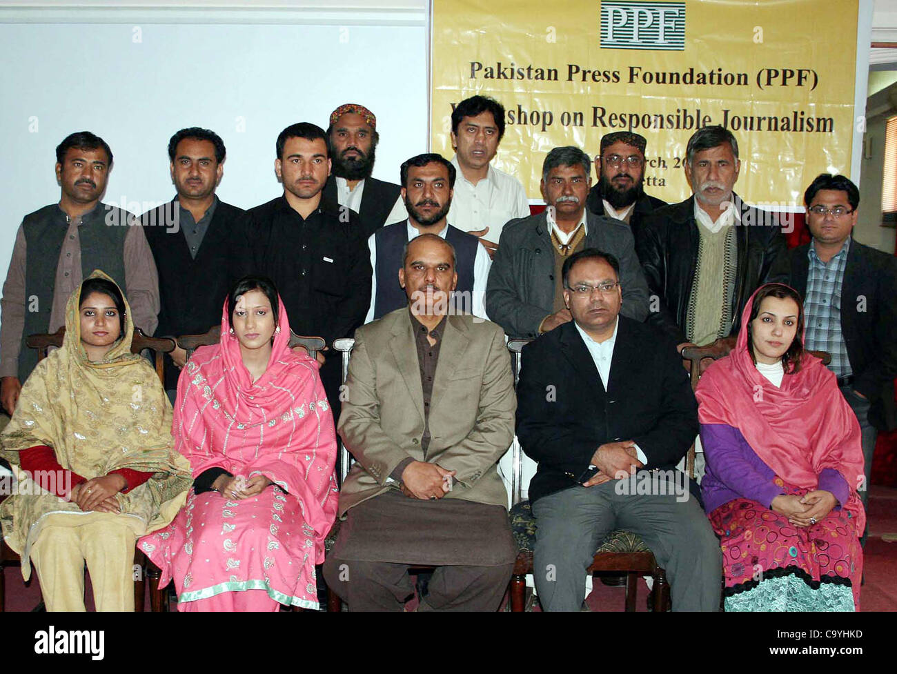 Une photo de groupe des Relations Publiques Dir.Gen, Kamran Asad avec participants à l'issue de la session atelier de trois jours sur le journalisme responsable organisé par le Pakistan Press Foundation (PPF) a tenu à Quetta le Jeudi, Mars 08, 2012. Banque D'Images