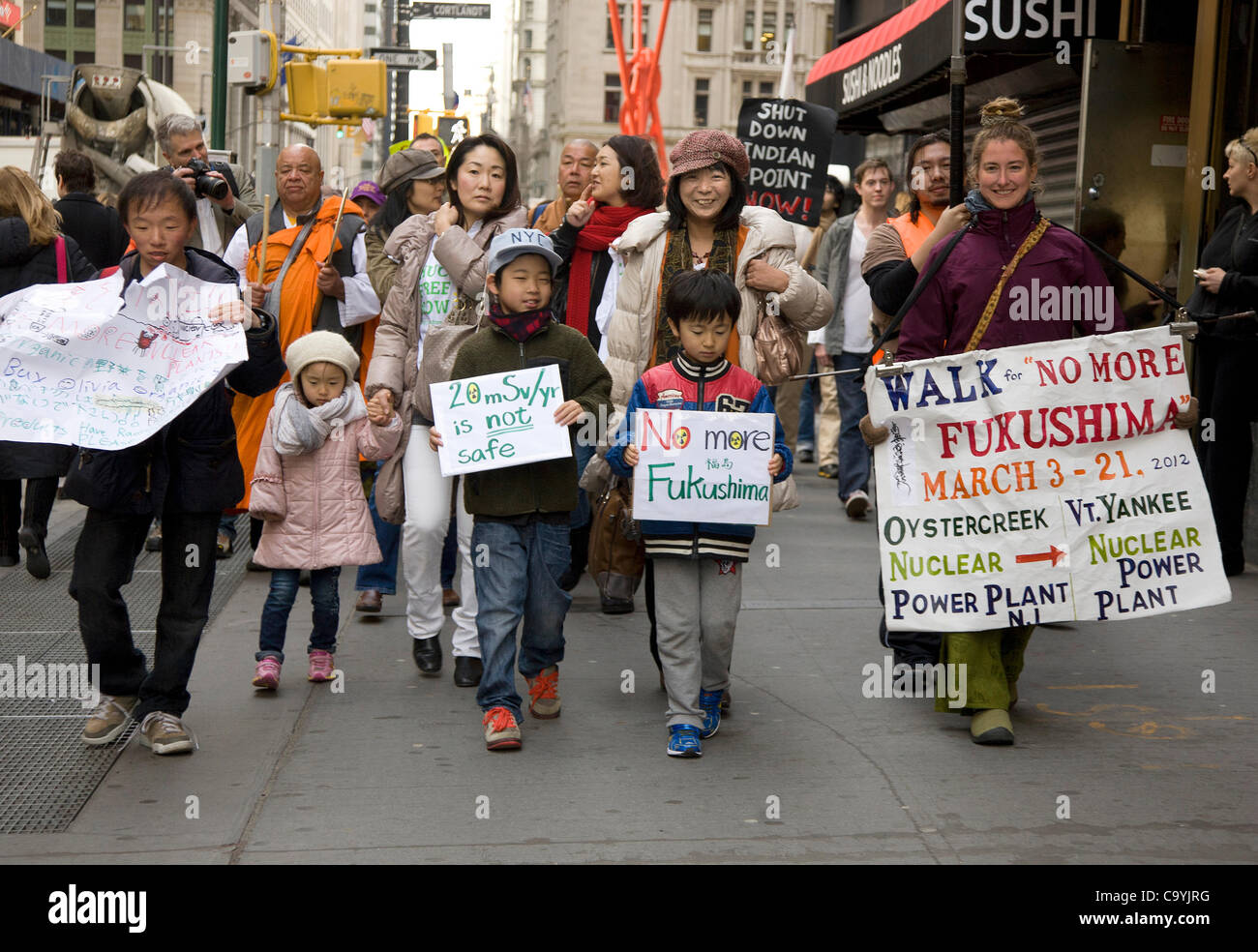 8 mars 2012 : bouddhiste et d'autres marcheurs de la paix qui ont commencé à Oyster Creek usine nucléaire dans le New Jersey, rendez-vous sur Broadway jusqu'à New York sur le chemin de l'Indian Point, Vermont Yankee nuclear power plants durant la 1 e anniversaire de la catastrophe nucléaire de Fukushima au Japon. Banque D'Images