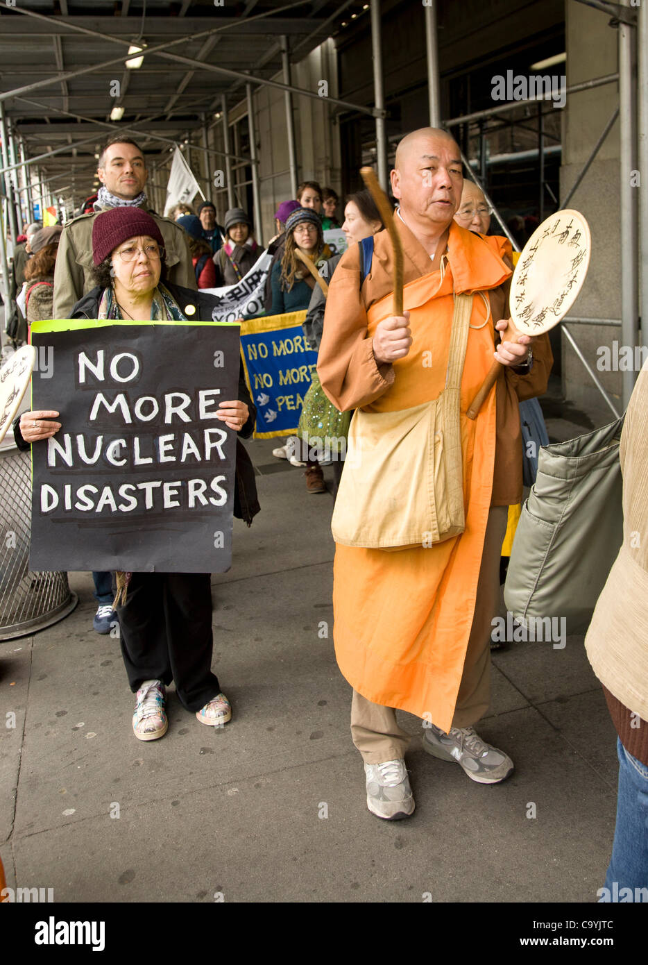 8 mars 2012 : bouddhiste et d'autres marcheurs de la paix qui ont commencé à Oyster Creek usine nucléaire dans le New Jersey, rendez-vous sur Broadway jusqu'à New York sur le chemin de l'Indian Point, Vermont Yankee nuclear power plants durant la 1 e anniversaire de la catastrophe nucléaire de Fukushima au Japon. Banque D'Images