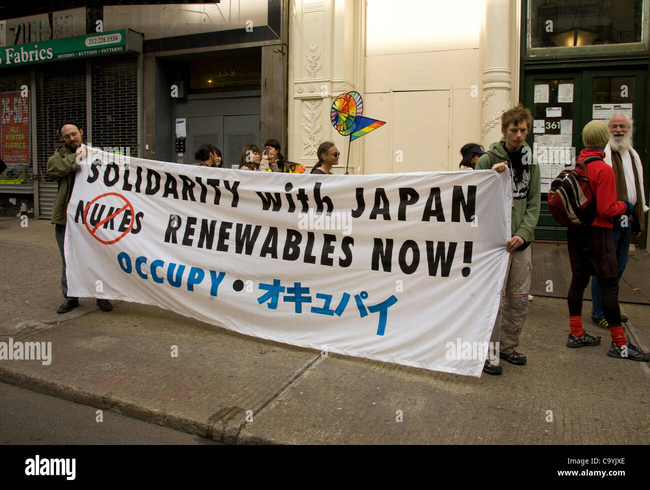 8 mars 2012 : bouddhiste et d'autres marcheurs de la paix qui ont commencé à Oyster Creek usine nucléaire dans le New Jersey, rendez-vous sur Broadway jusqu'à New York sur le chemin de l'Indian Point, Vermont Yankee nuclear power plants durant la 1 e anniversaire de la catastrophe nucléaire de Fukushima au Japon. Banque D'Images