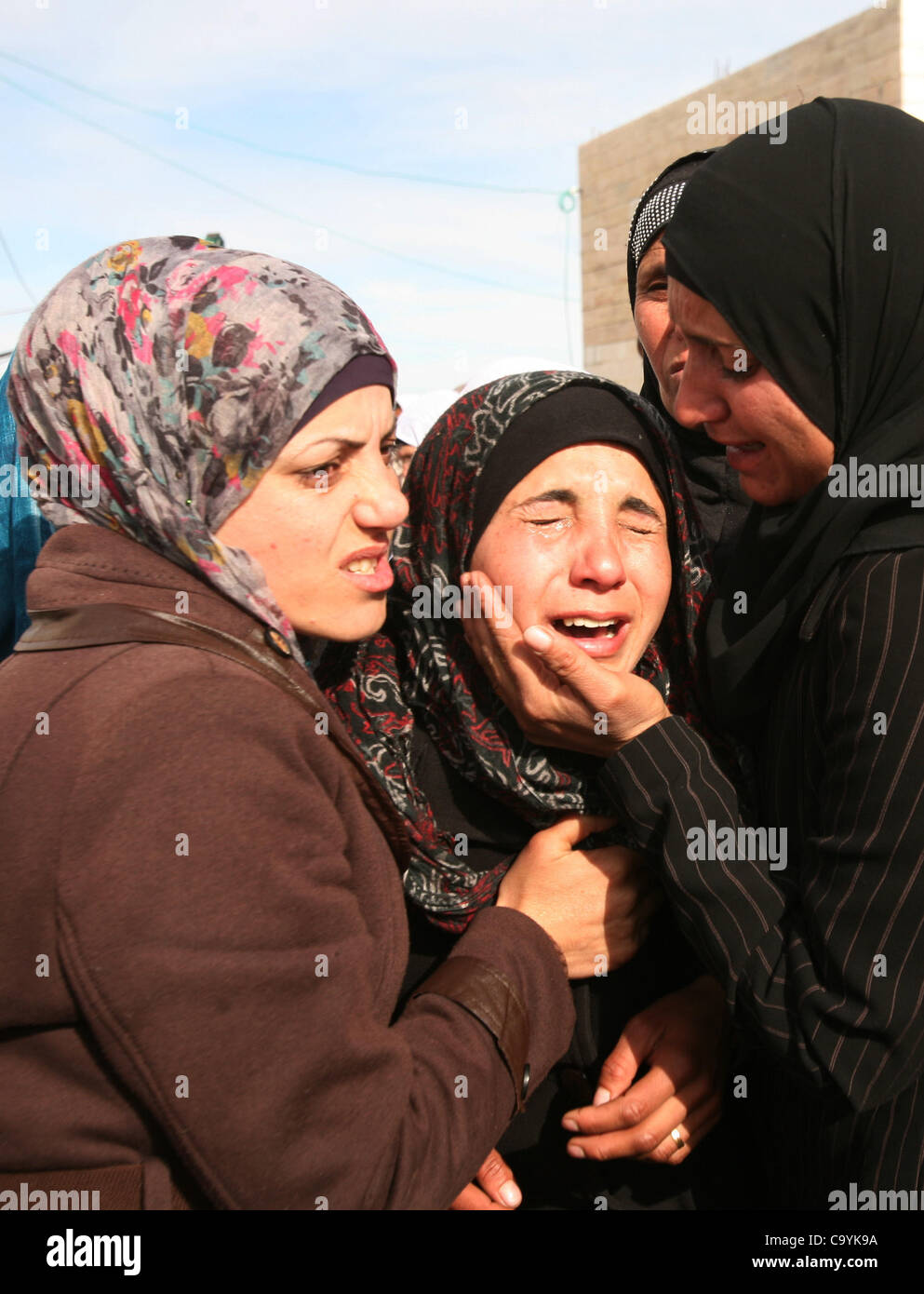 Le 7 mars 2012 - Hébron, Cisjordanie - les femmes palestiniennes et à la famille en deuil lors des funérailles de deux garçons qui ont été tués la veille lors de l'ordonnance militaire non explosées a explosé à l'extérieur d'Hébron. La police palestinienne a annoncé hier que deux sur 12 ans garçons palestiniens, Hamza Jaradat et Zayed Banque D'Images