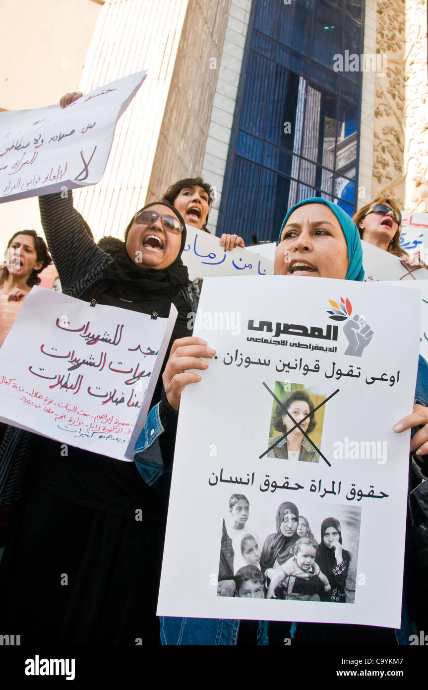 Les femmes égyptiennes mars le jour de la femme au parlement qui demande plus de représentation au gouvernement et la fin du régime militaire-Match 8ème, 2012, Le Caire Egypte Banque D'Images