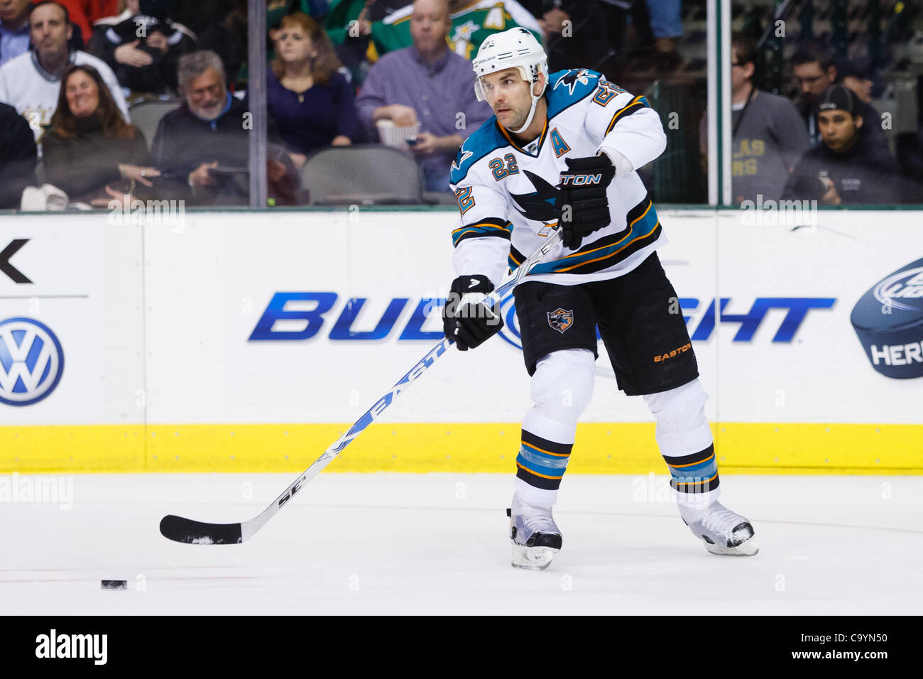 8 mars 2012 - Dallas, Texas, US - San Jose Sharks le défenseur DAN BOYLE (22) au cours de l'action entre les Stars de Dallas et les Sharks de San Jose. Les défaites de Dallas San Jose 4-3 lors d'une fusillade à l'American Airlines Center. (Crédit Image : © Andrew Dieb/ZUMAPRESS.com)/Southcreek Banque D'Images