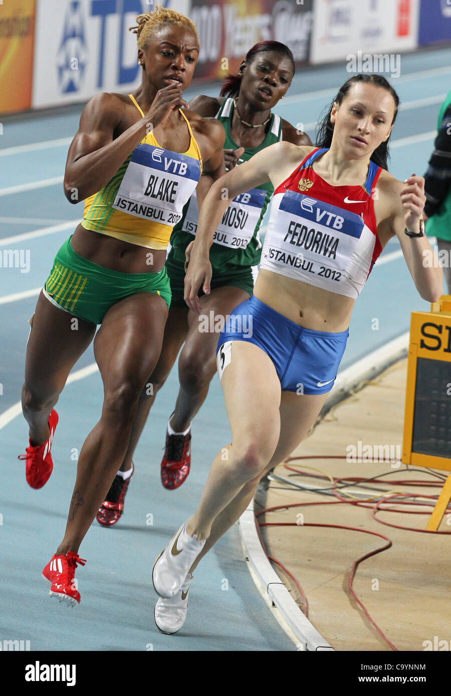 ISTANBUL, TURQUIE : Vendredi 9 mars 2012, Dominique Blake de la Jamaïque (JAM) va passer d'Aleksandra Fedoriva de Russie (RUS) dans le women's 400m la chaleur pendant la session du matin du jour 1 à l'IAAF Championnats du monde en salle, qui aura lieu pendant l'Atakoy Athletics Arena à Istanbul. Photo par Roger Sedres/ImageS Banque D'Images