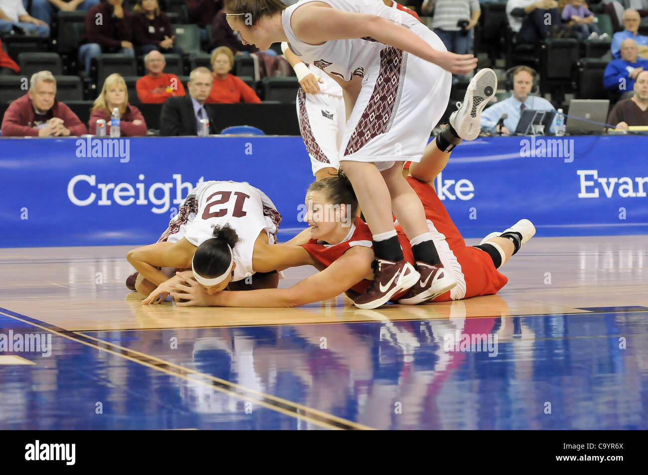 Le 9 mars 2012 - Saint Charles, Missouri, United States of America - Missouri State Jasmine Malone (12) obtient le contrôle d'une balle lâche de Bradley Leah Kassing (rouge) au cours du deuxième tour de la Missouri Valley Conference tournament à la famille Arena de St Charles, MO. Missouri State après traili Banque D'Images